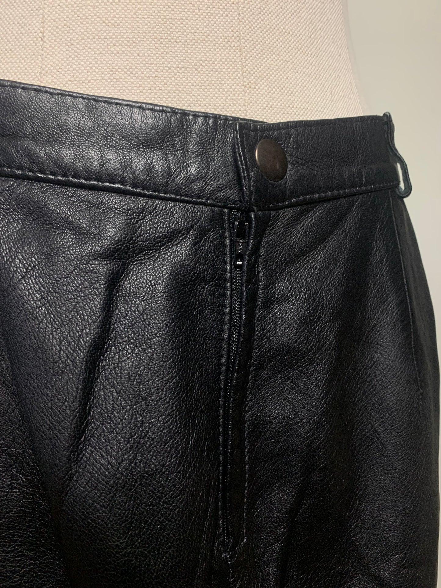 Jupe en cuir noir avec empiècements et nœud vintage