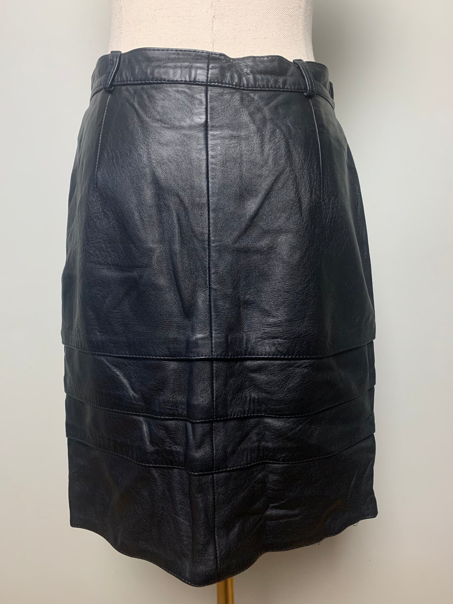 Jupe en cuir noir avec empiècements et nœud vintage
