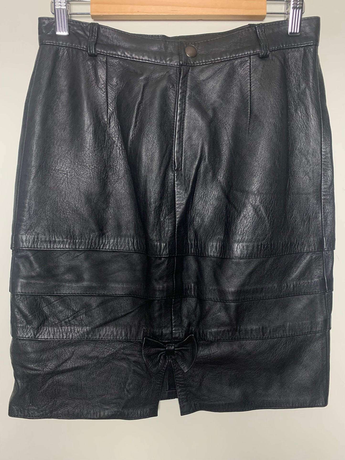 Jupe en cuir noir avec empiècements et nœud vintage