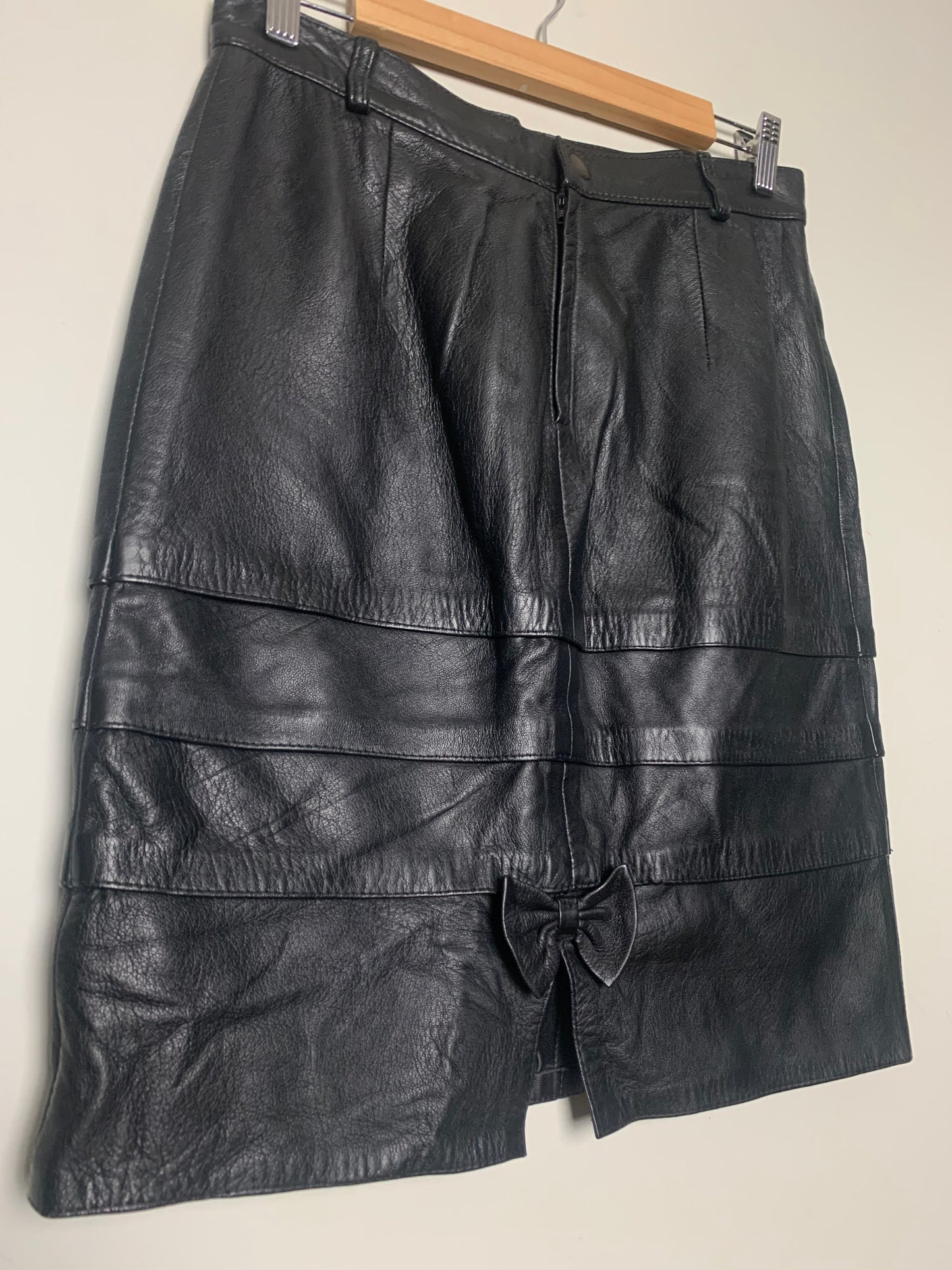 Jupe en cuir noir avec empiècements et nœud vintage
