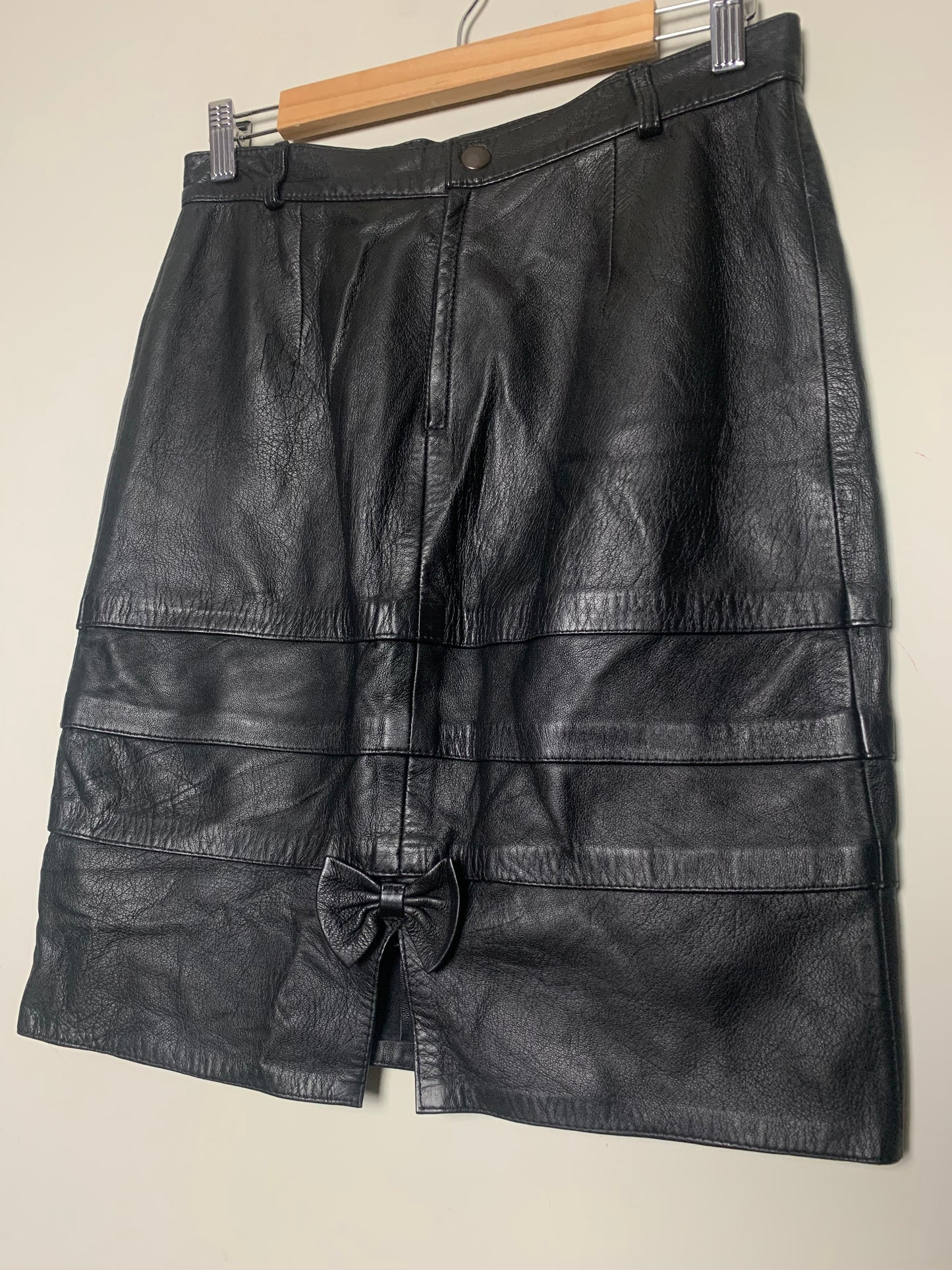 Jupe en cuir noir avec empiècements et nœud vintage