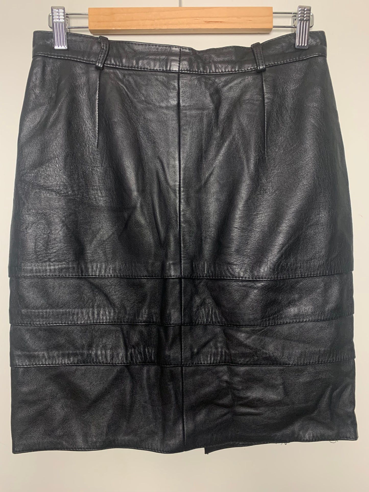 Jupe en cuir noir avec empiècements et nœud vintage