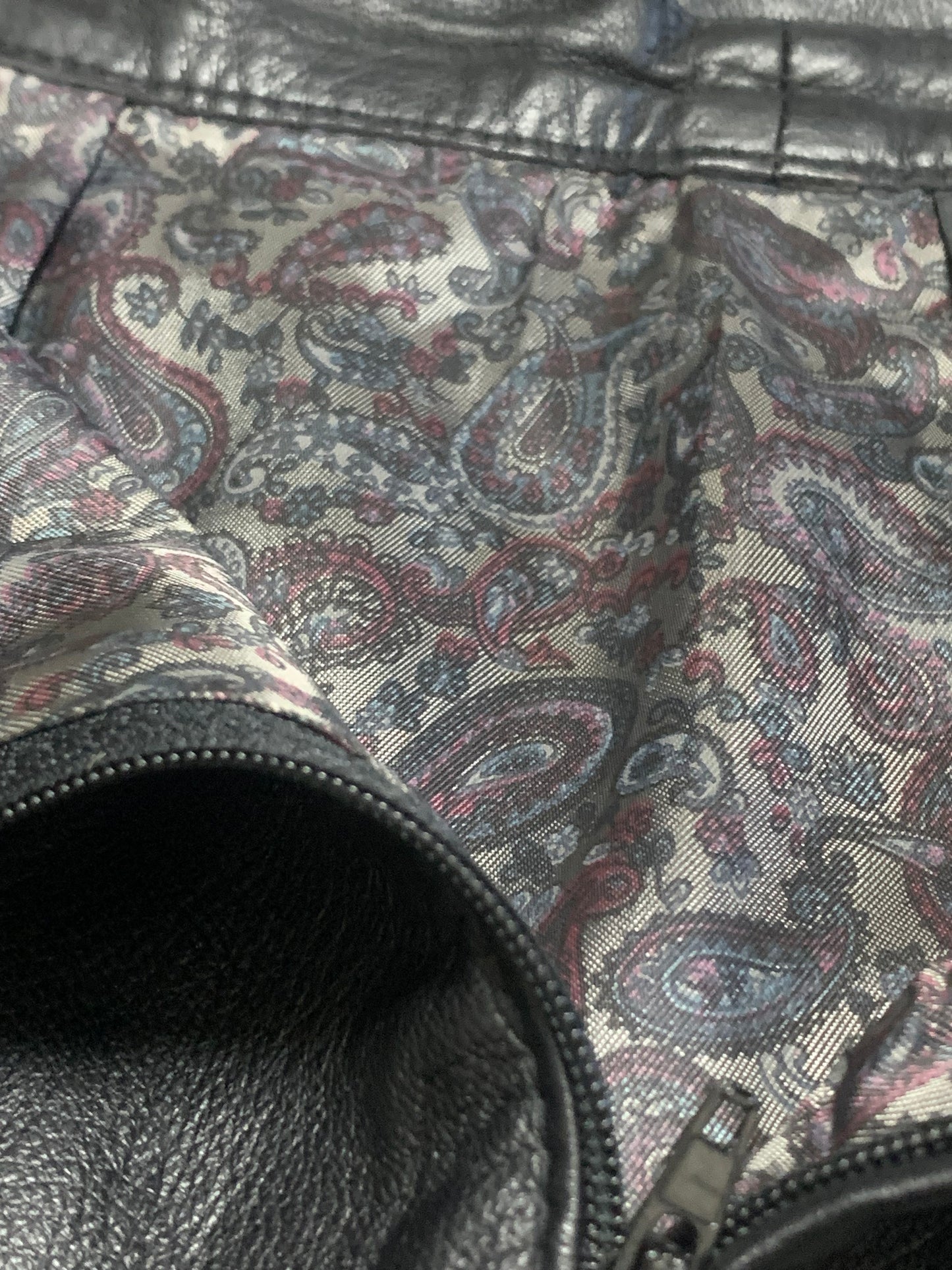 Jupe en cuir noir avec empiècements et nœud vintage