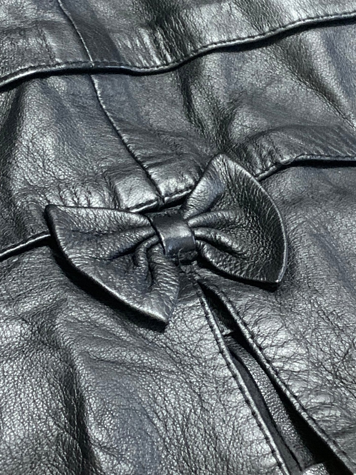 Jupe en cuir noir avec empiècements et nœud vintage