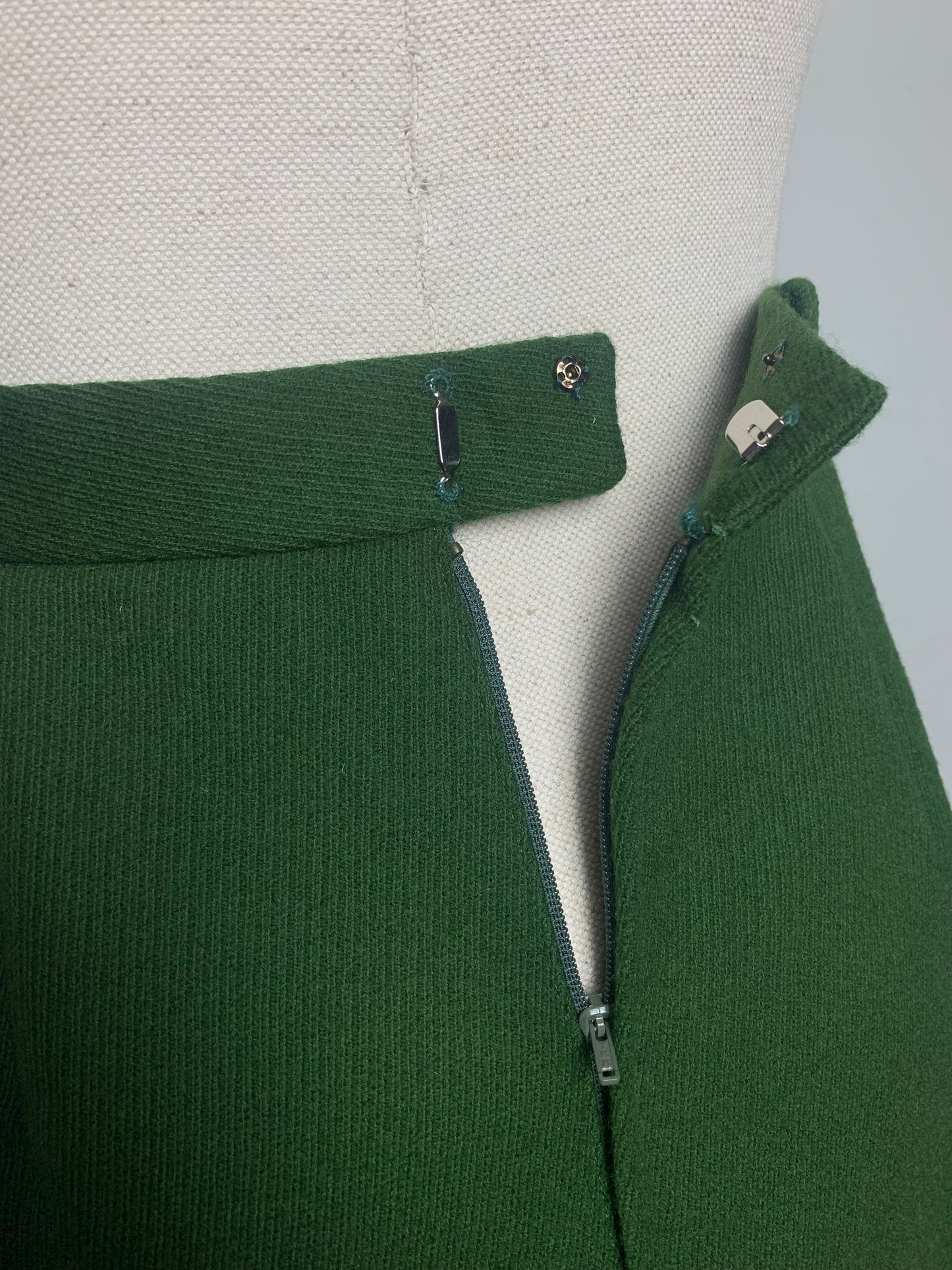 Jupe midi évasée verte foncée en laine vintage