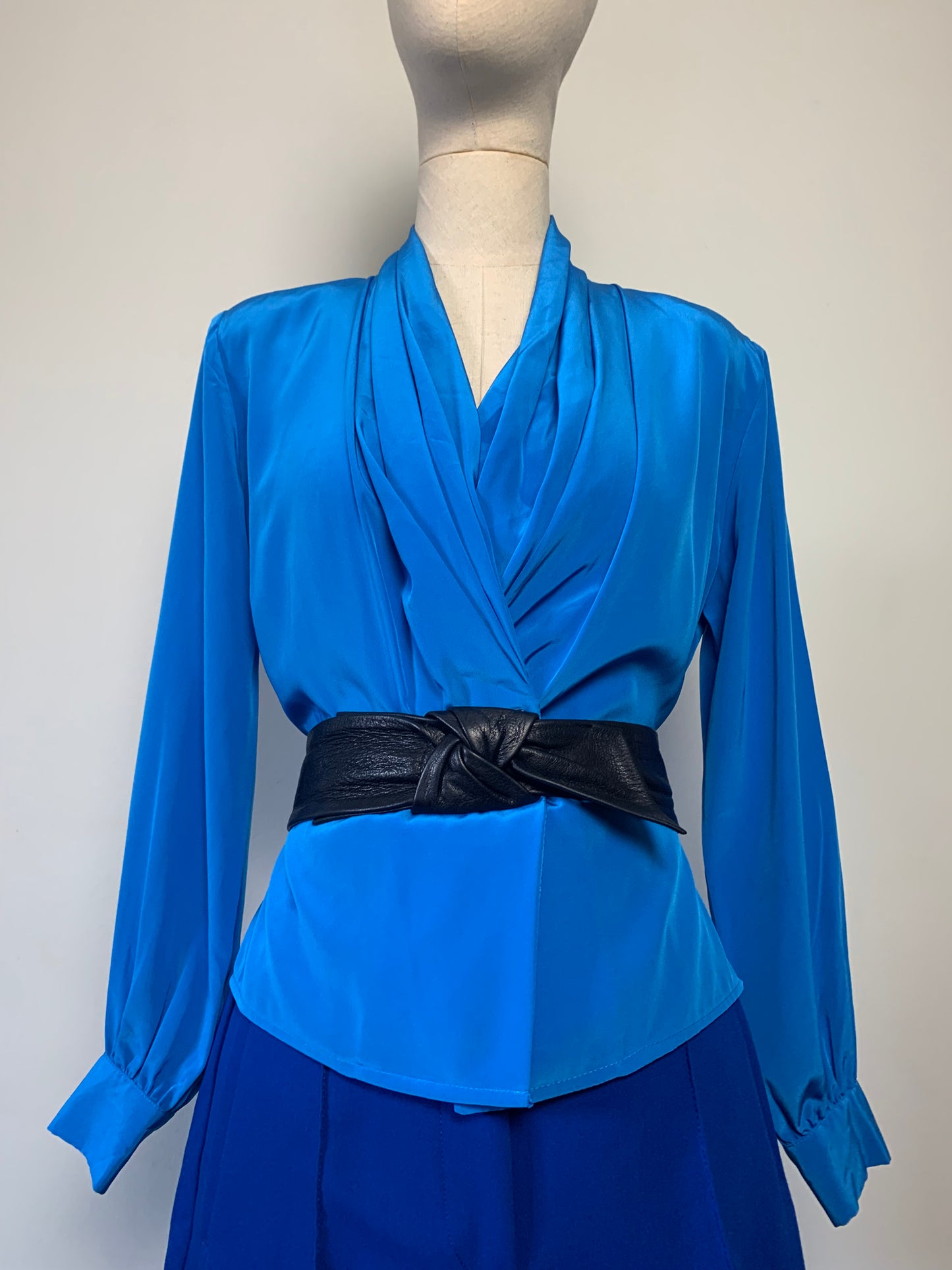 Chemisier blouse bleu à drapé vintage Anna Kriste