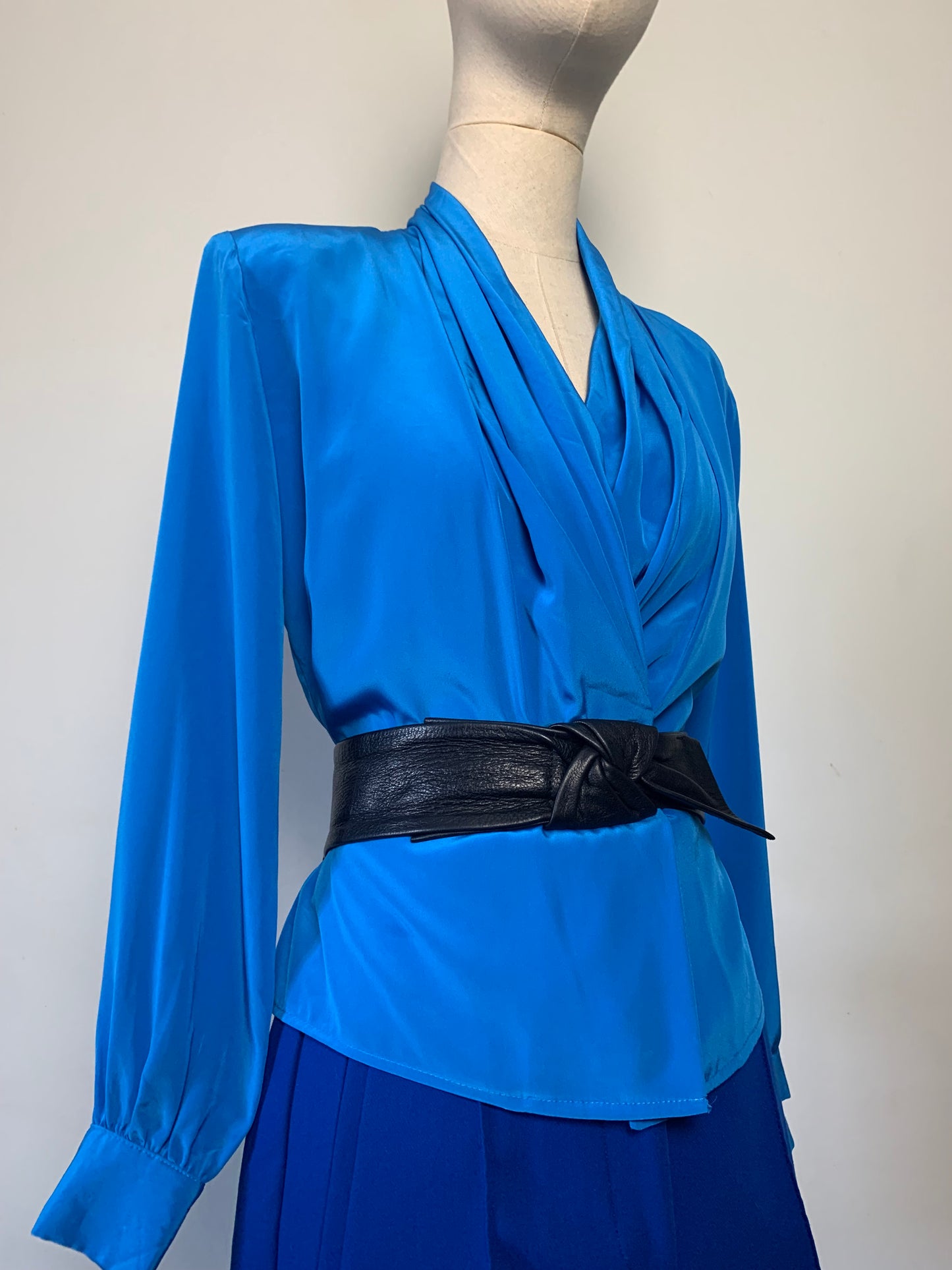 Chemisier blouse bleu à drapé vintage Anna Kriste