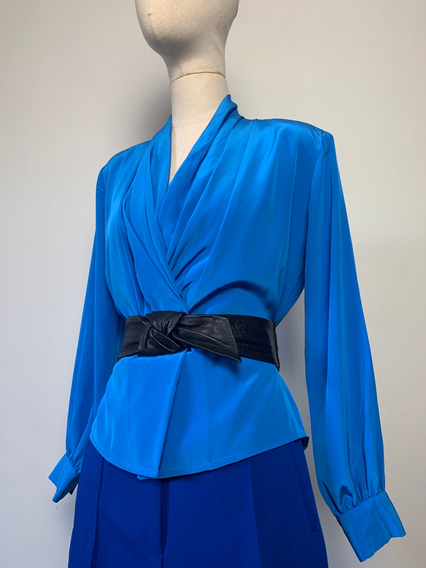 Chemisier blouse bleu à drapé vintage Anna Kriste