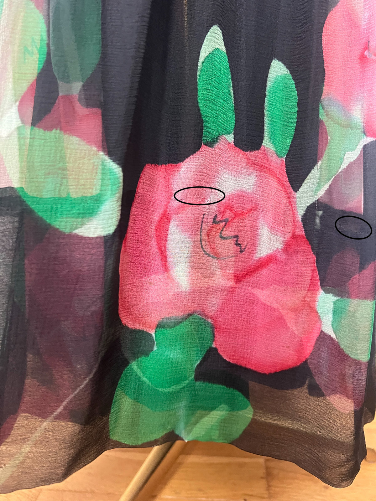 Jupe longue à plis vintage années 80 voile floral rose et vert sur fond noir T34 36