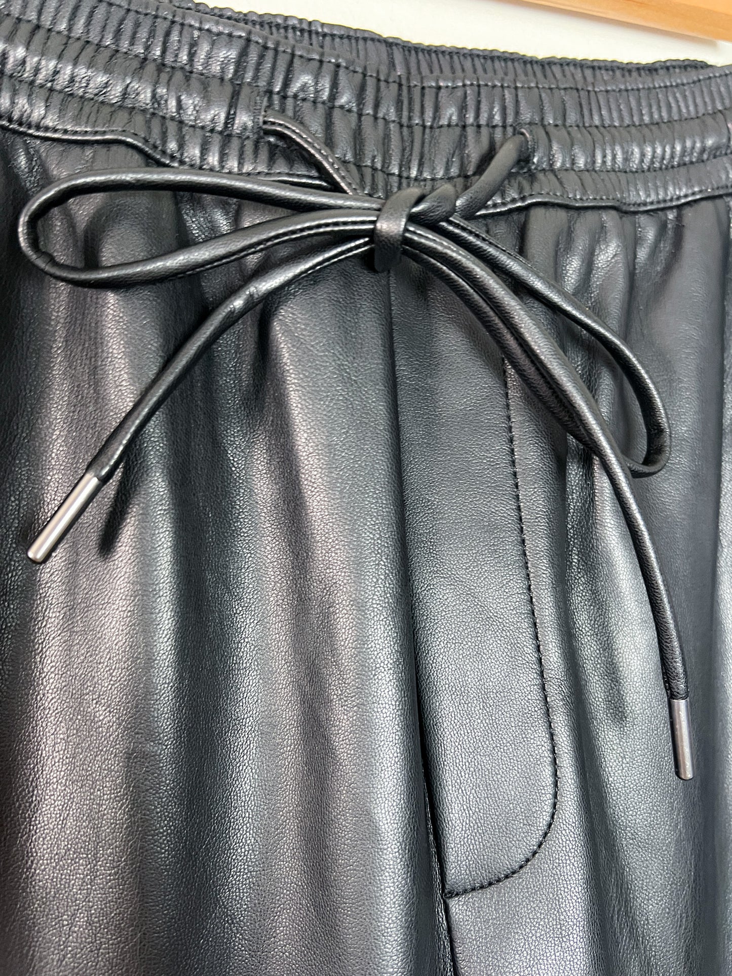 Pantalon simili cuir Mango, noir, coupe droite - Taille S
