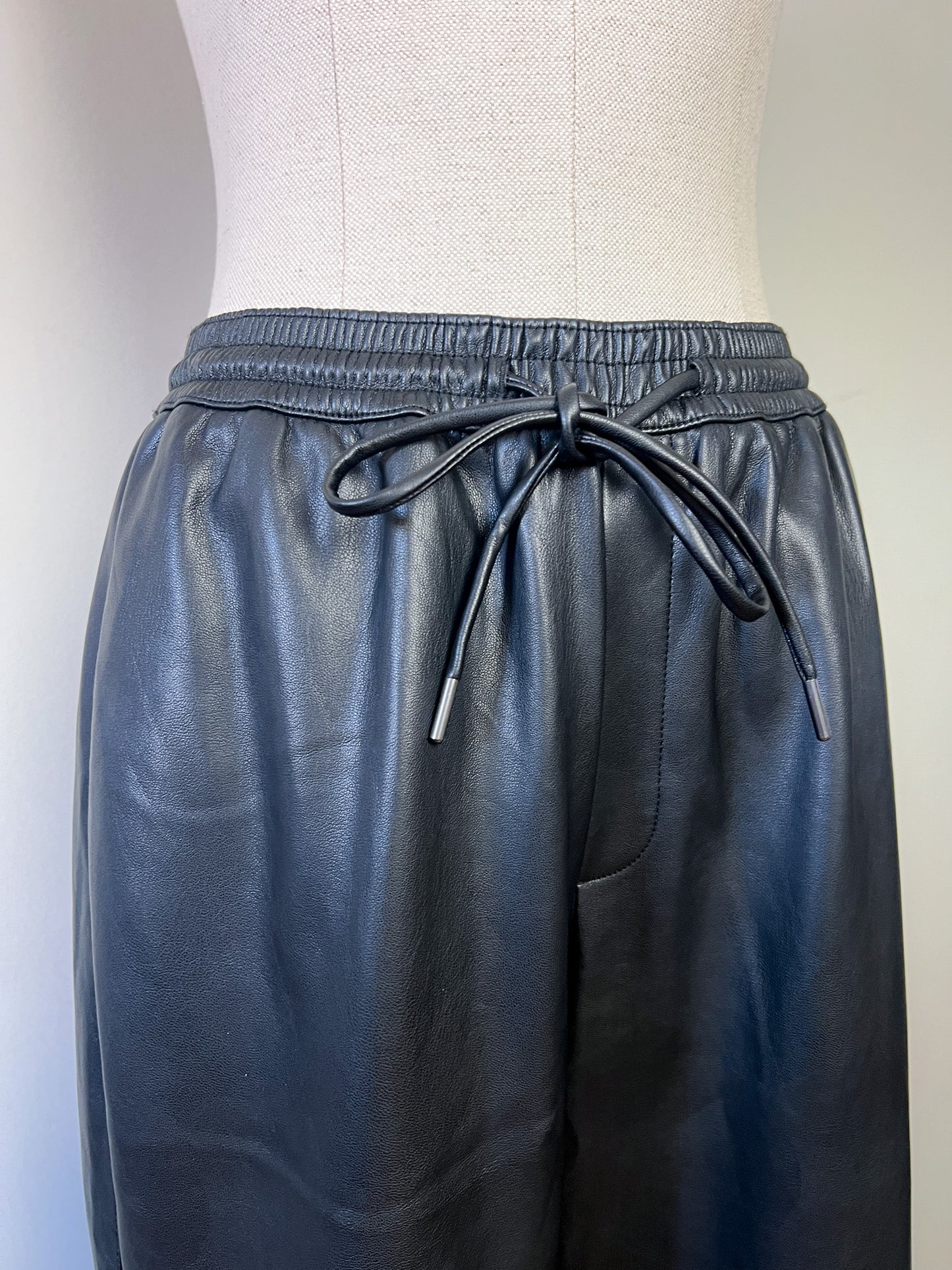 Pantalon simili cuir Mango, noir, coupe droite - Taille S
