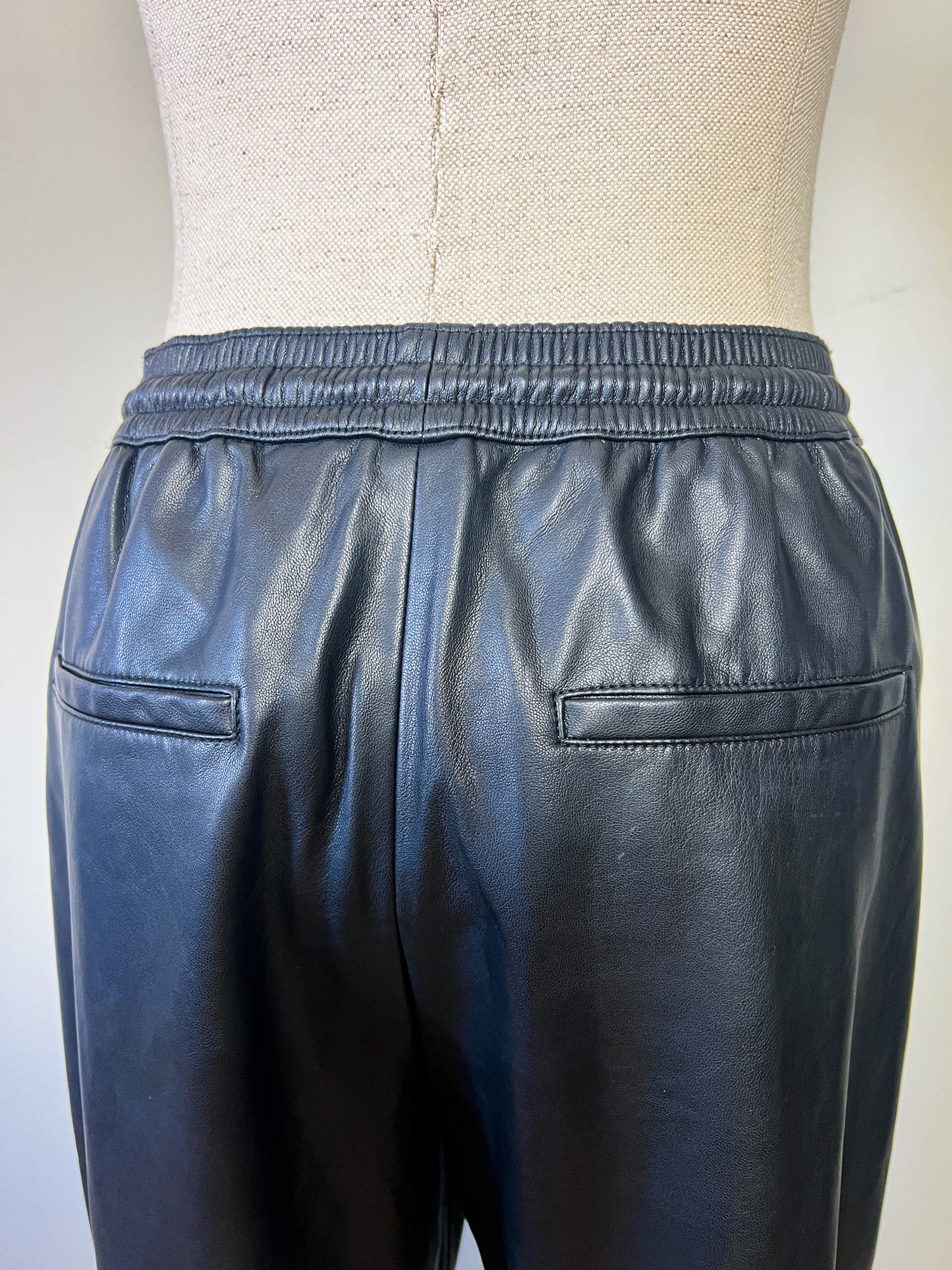 Pantalon simili cuir Mango, noir, coupe droite - Taille S