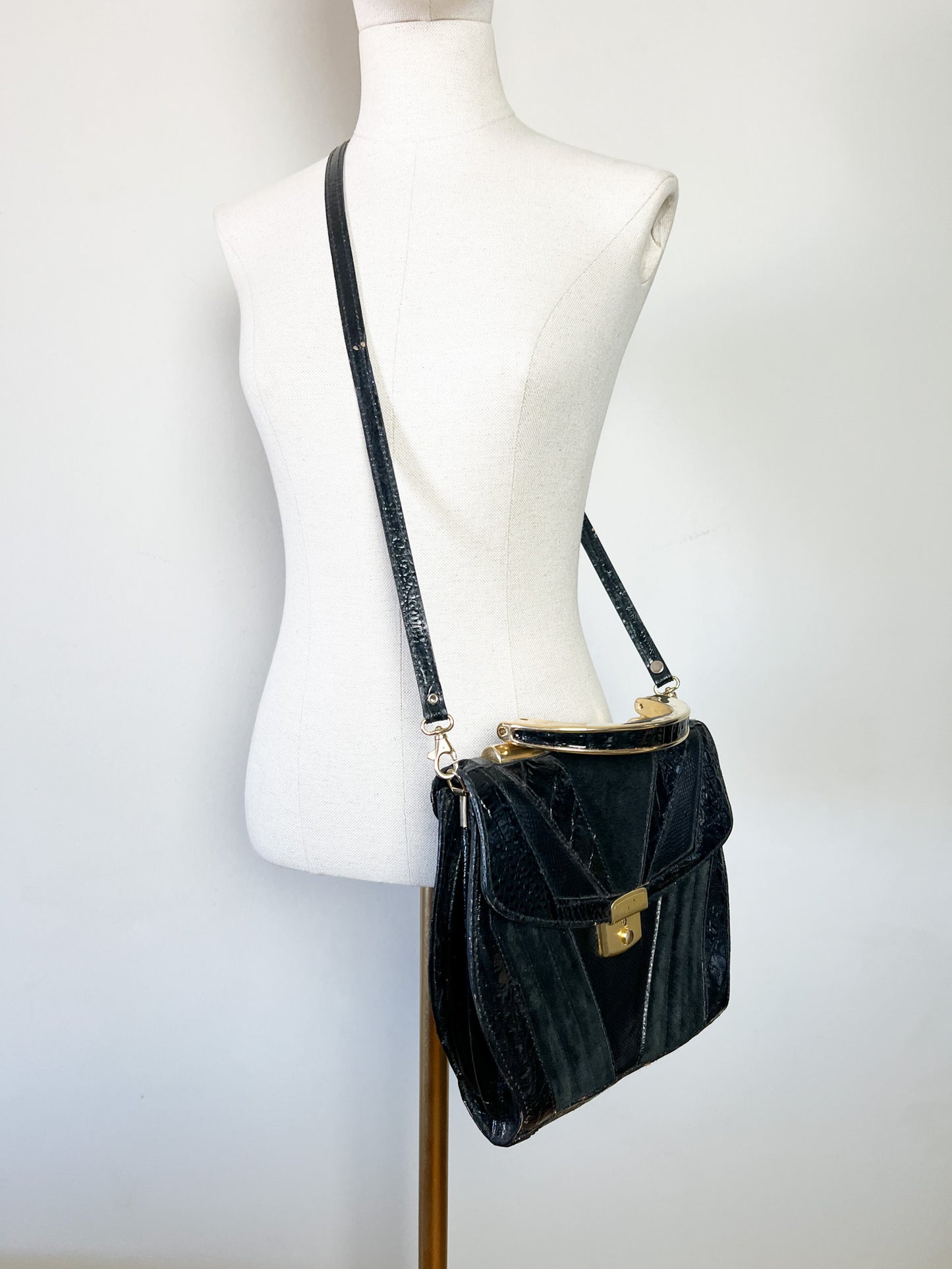 Sac à main Vintage Noir Patchwork Cuir & Daim - Anse Rigide Dorée - Bandoulière Amovible - Années 80 - Rétro Chic