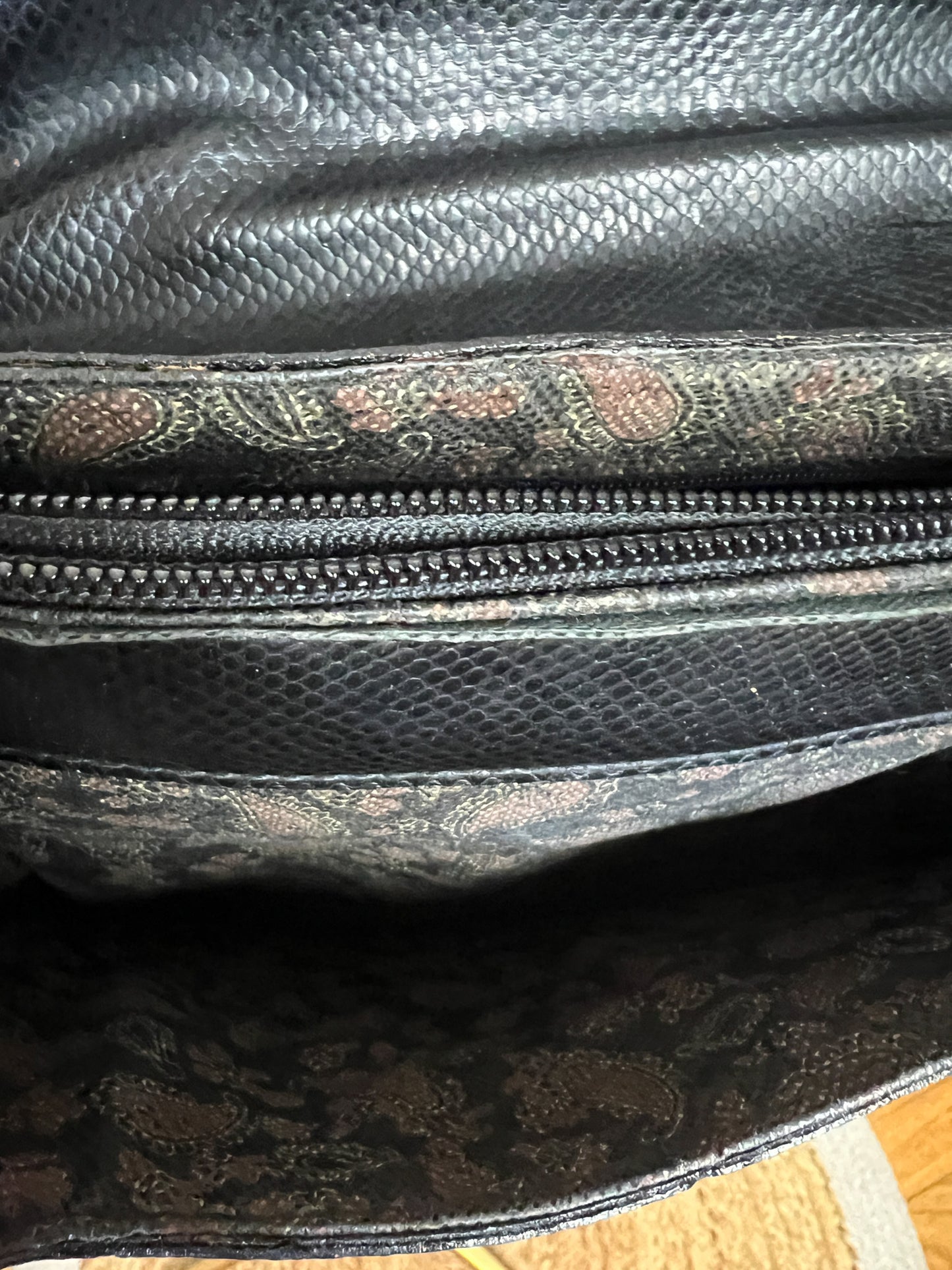 Sac à main Vintage Noir Patchwork Cuir & Daim - Anse Rigide Dorée - Bandoulière Amovible - Années 80 - Rétro Chic