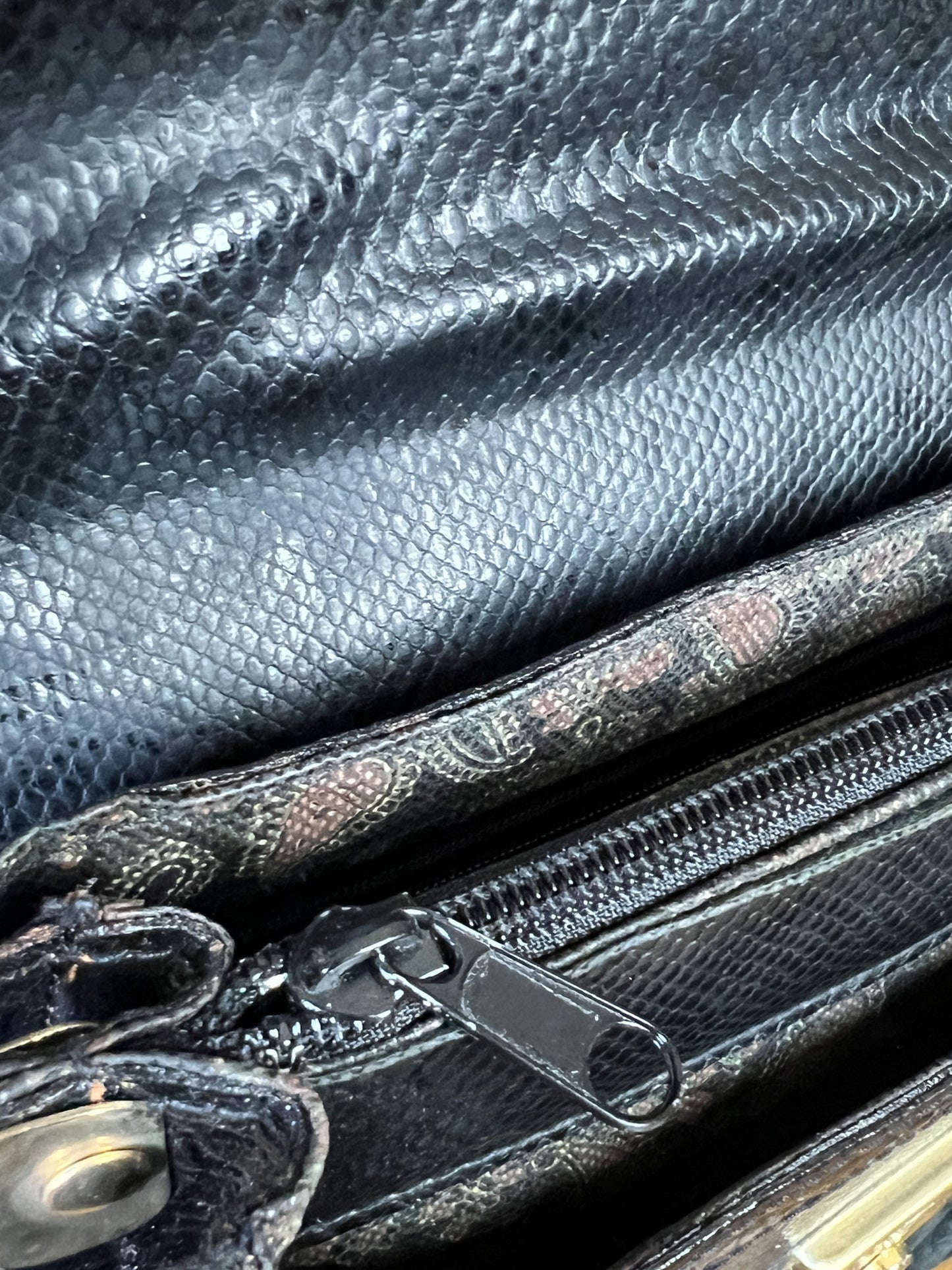 Sac à main Vintage Noir Patchwork Cuir & Daim - Anse Rigide Dorée - Bandoulière Amovible - Années 80 - Rétro Chic