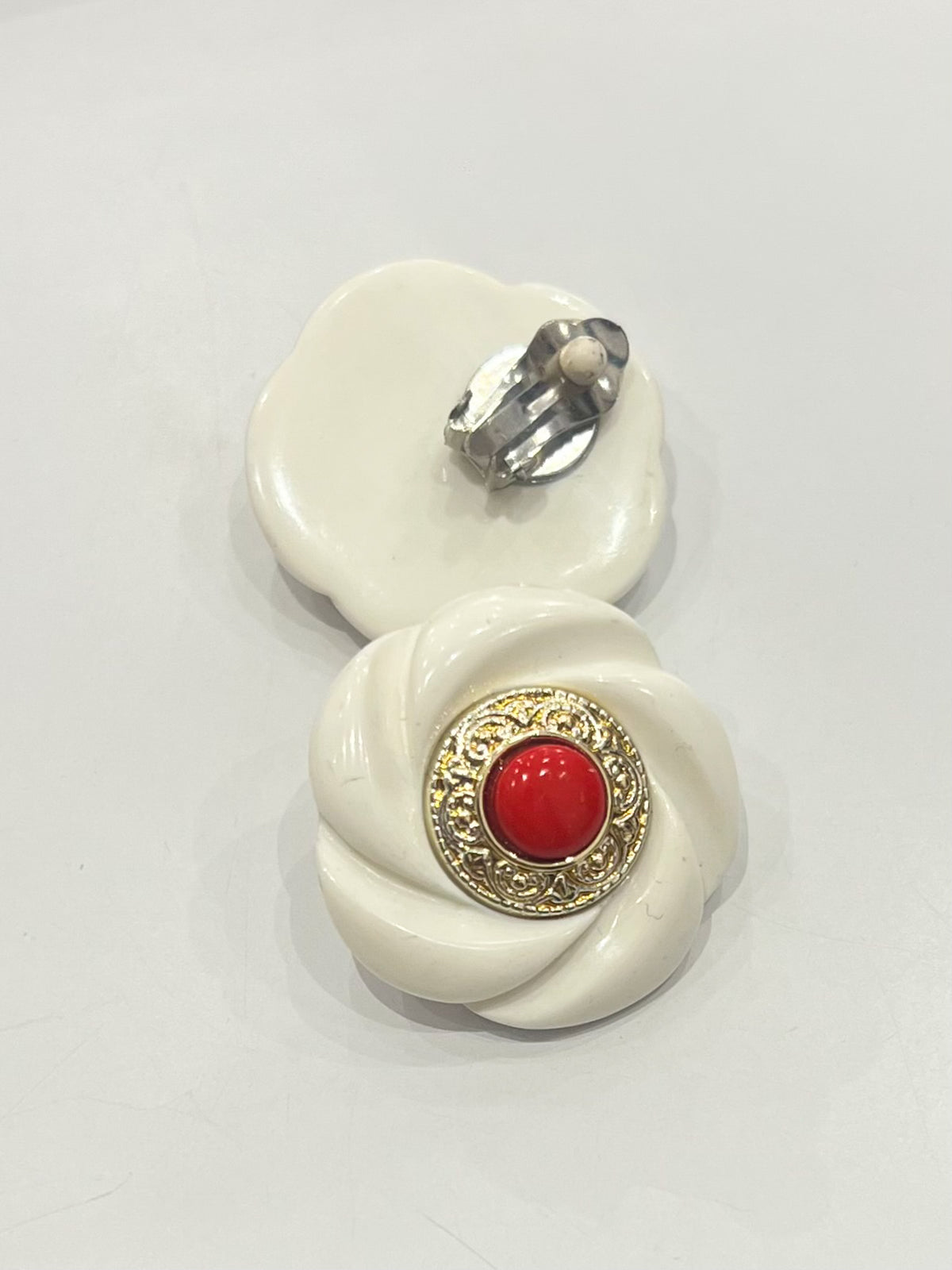 Boucles d'oreilles clips vintage 80s — Rosace crème, insert doré & cœur rouge