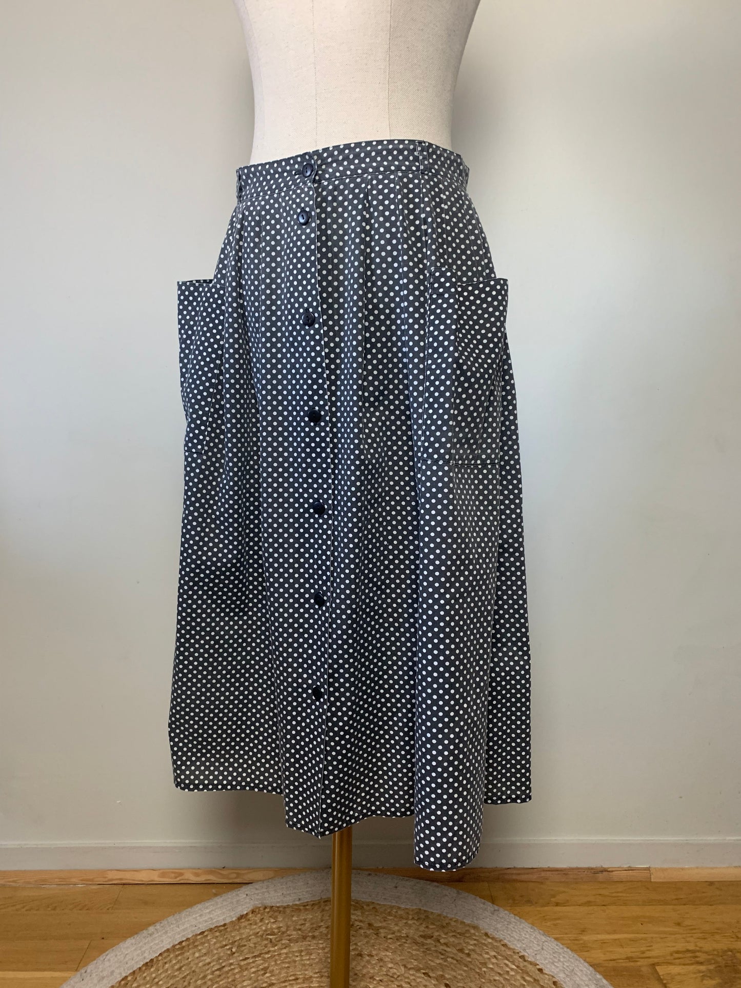 Jupe midi à plis gris anthracite à pois blancs boutonnée sur le devant vintage