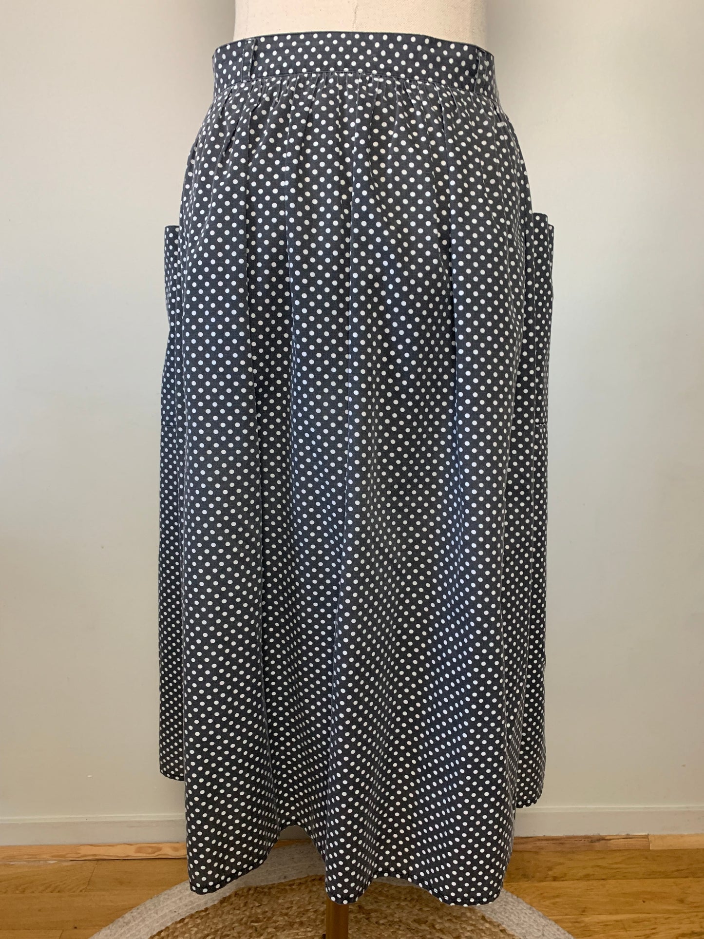Jupe midi à plis gris anthracite à pois blancs boutonnée sur le devant vintage