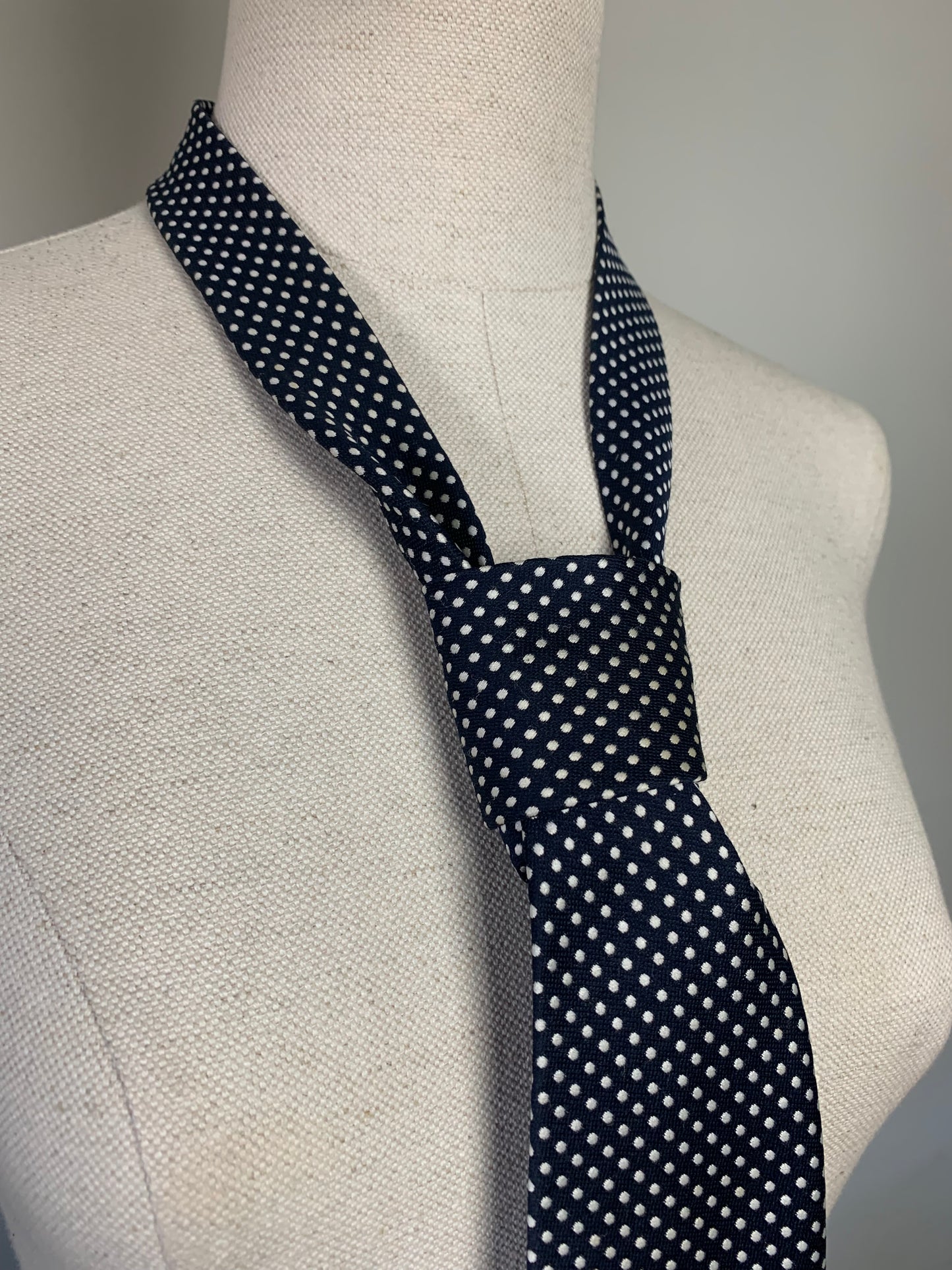 Cravate noire à pois blancs vintage