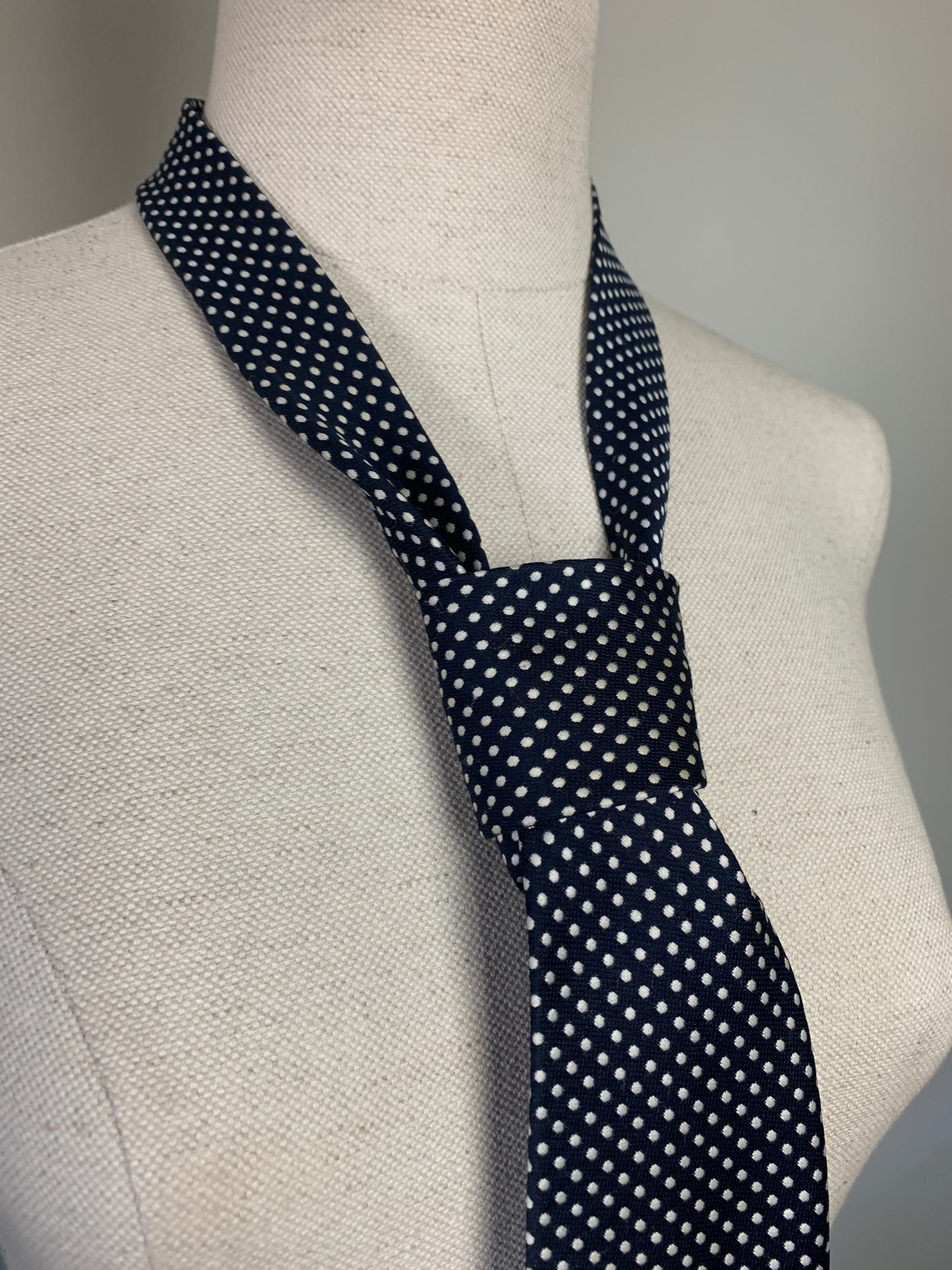 Cravate noire à pois blancs vintage
