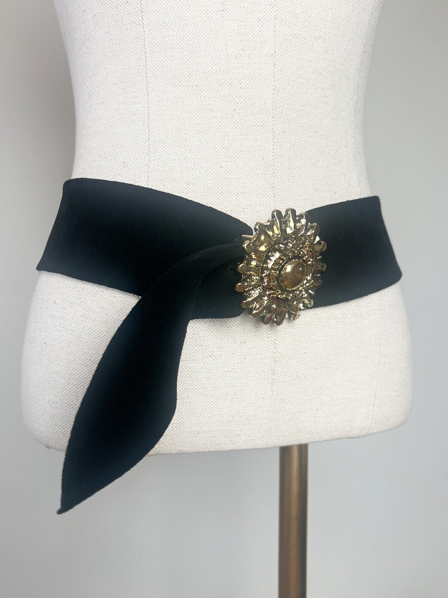 Ceinture Style Vintage en Velours de Cuir Noir - Boucle Dorée - T. S