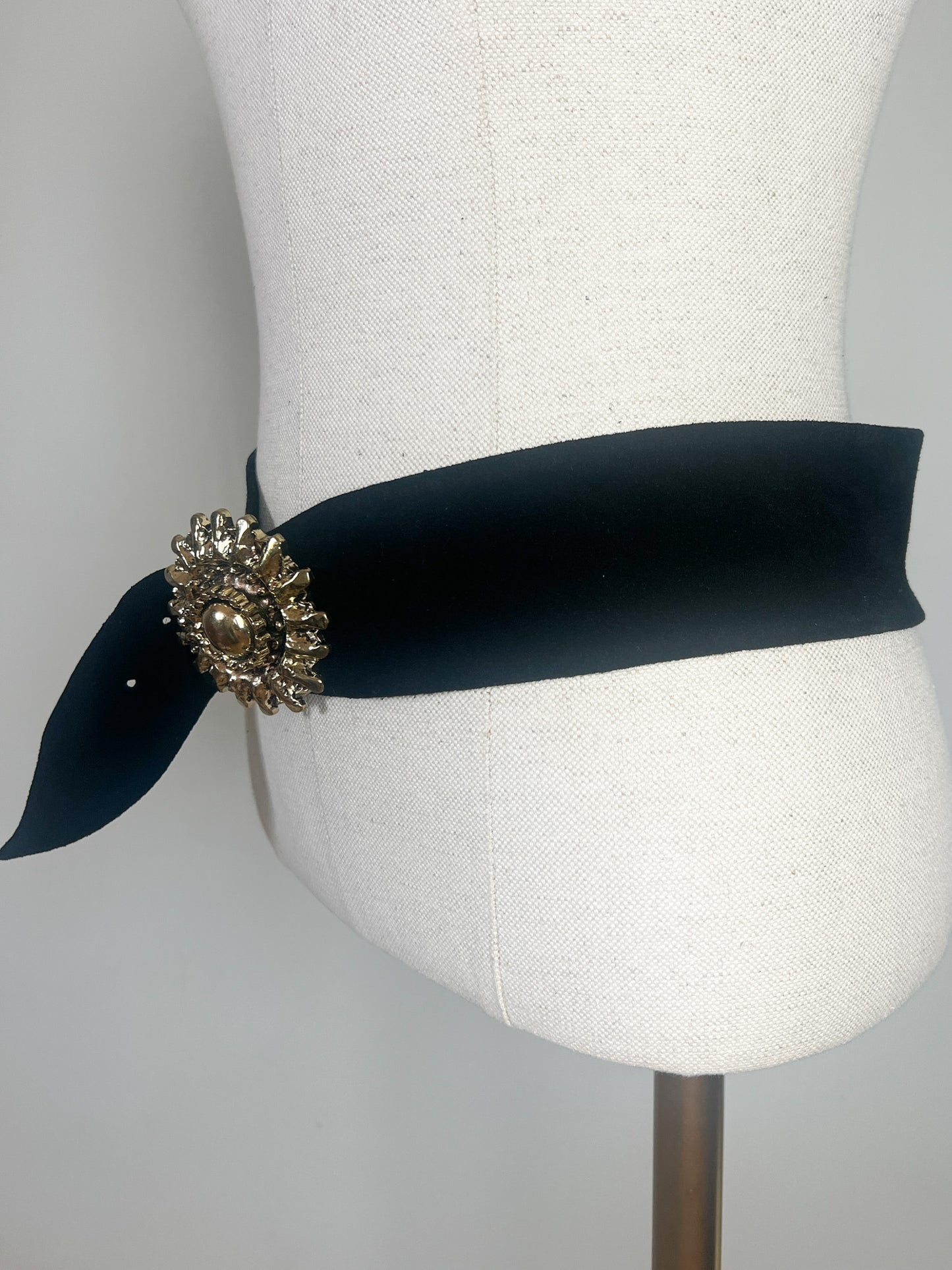 Ceinture Style Vintage en Velours de Cuir Noir - Boucle Dorée - T. S