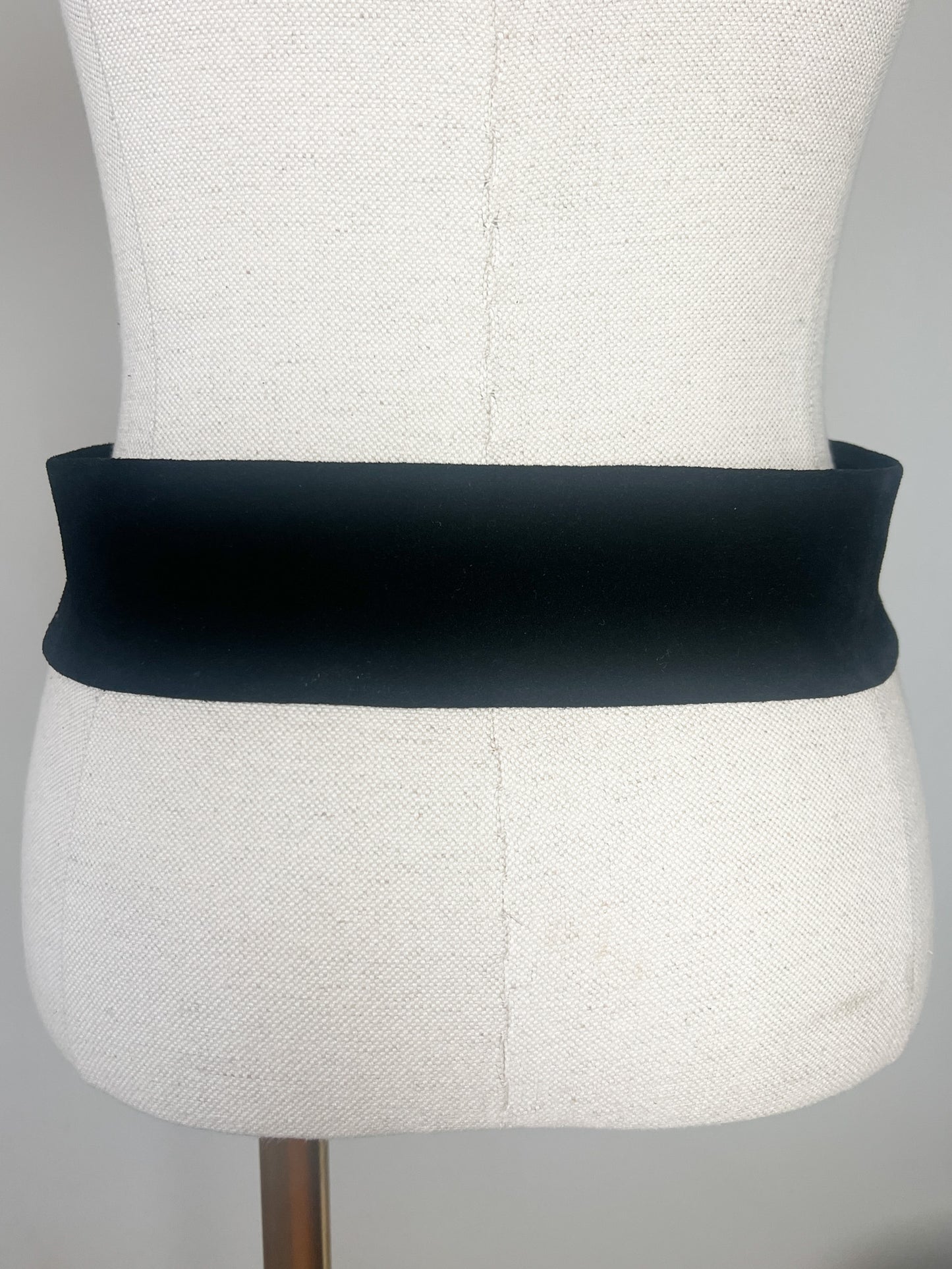 Ceinture Style Vintage en Velours de Cuir Noir - Boucle Dorée - T. S
