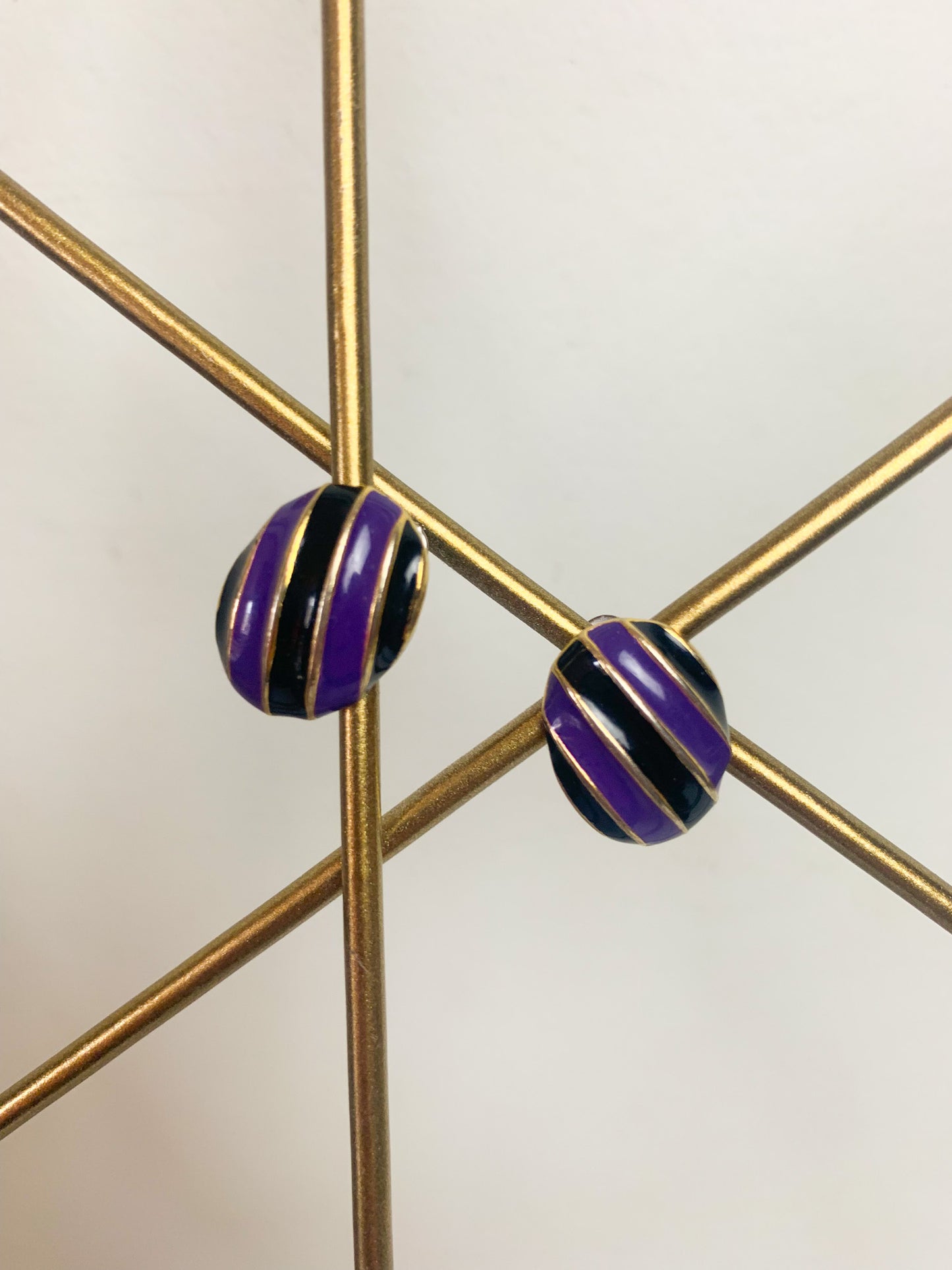 Boucles d’oreilles clips métal doré émail noir et violet vintage