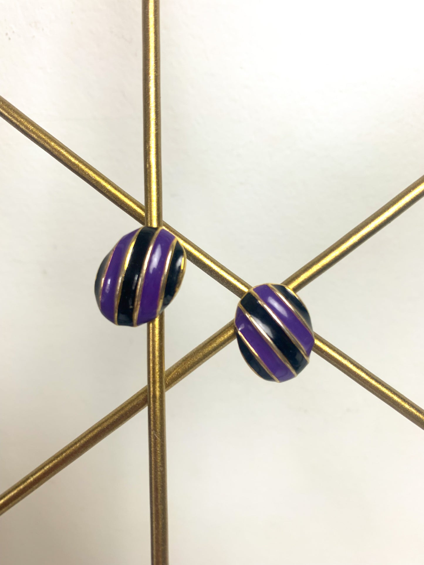 Boucles d’oreilles clips métal doré émail noir et violet vintage