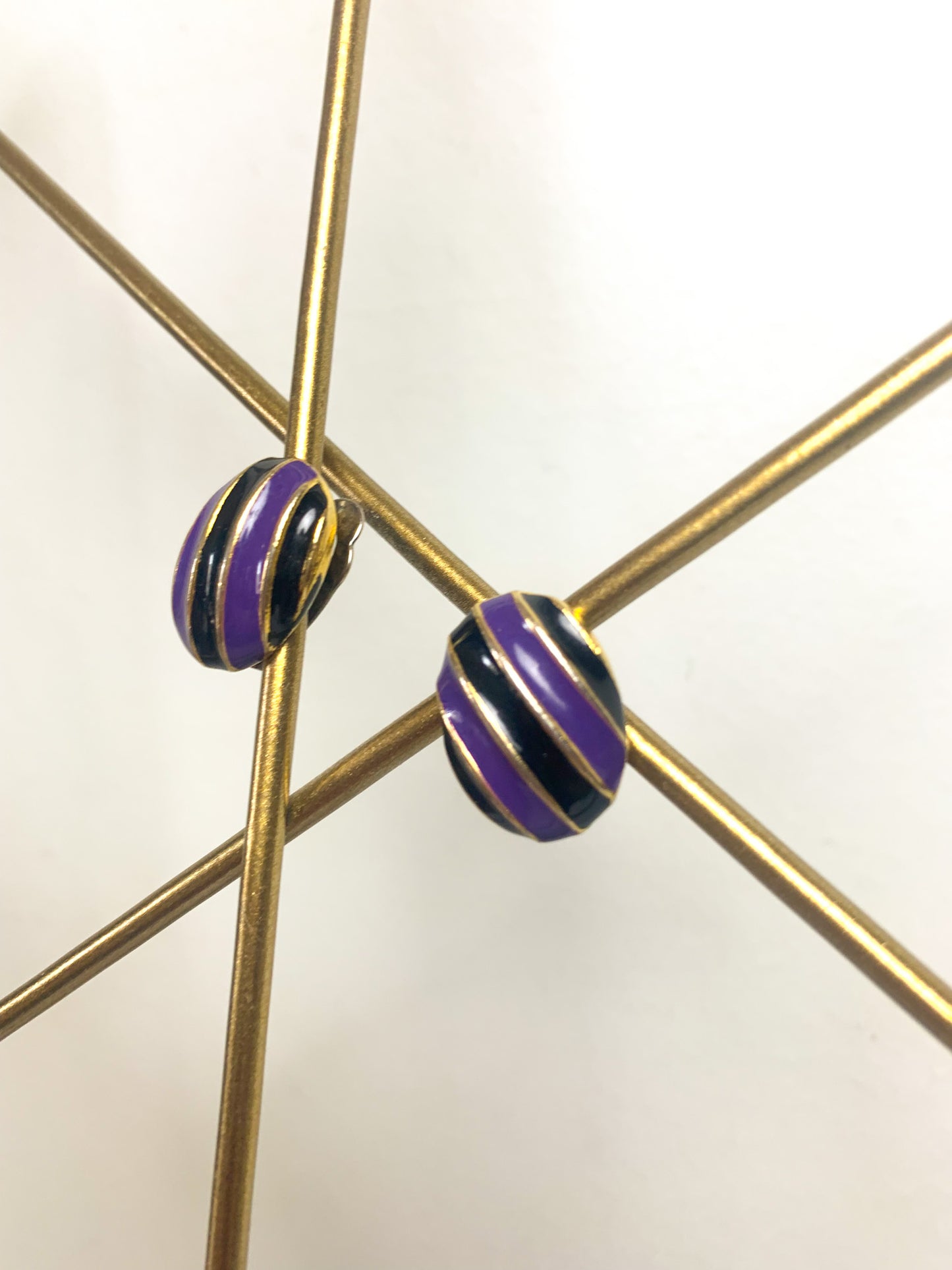 Boucles d’oreilles clips métal doré émail noir et violet vintage