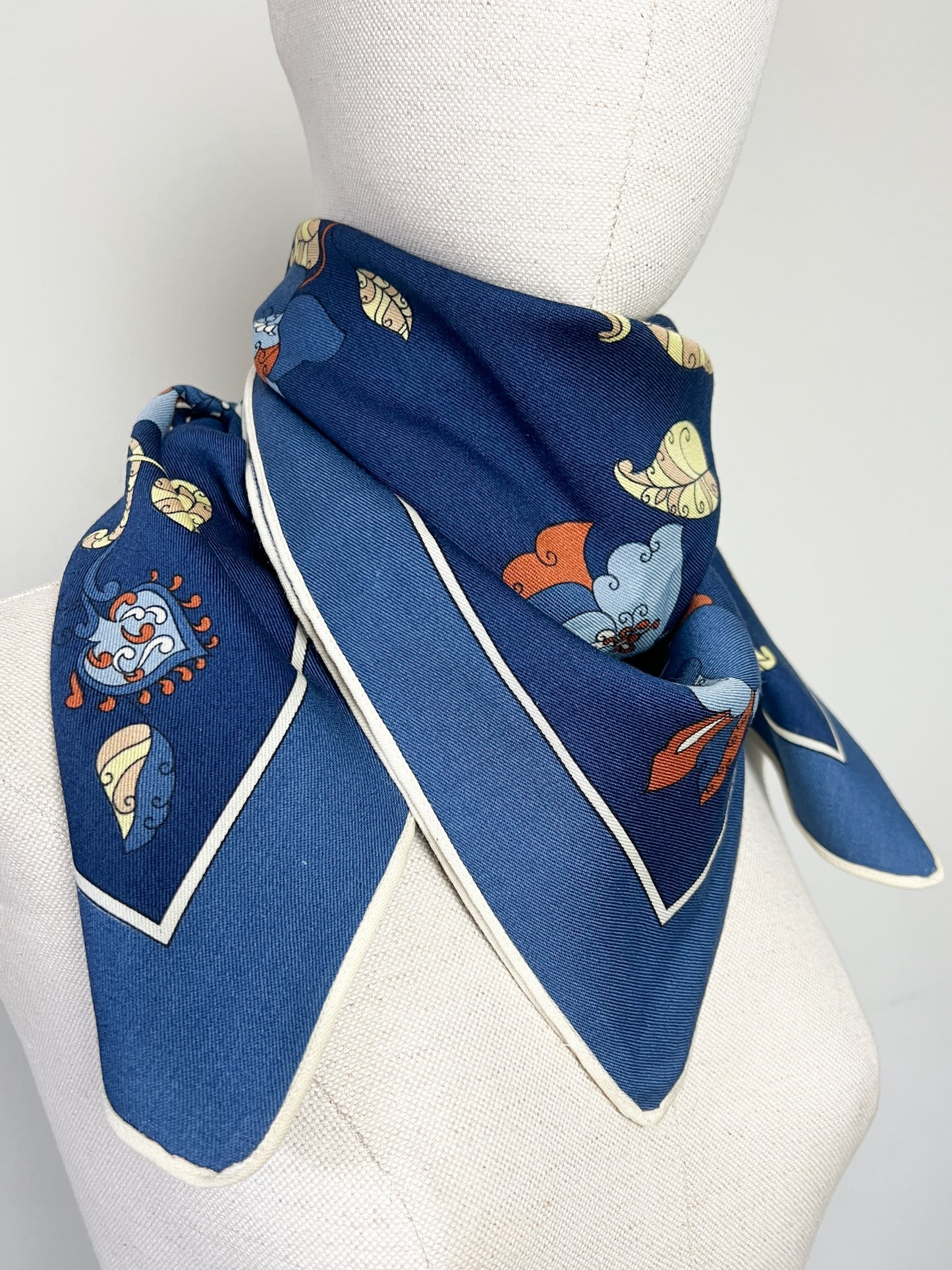 Foulard Carré Vintage en Cachemire Peint à la Main - Bleu et Motifs Floraux