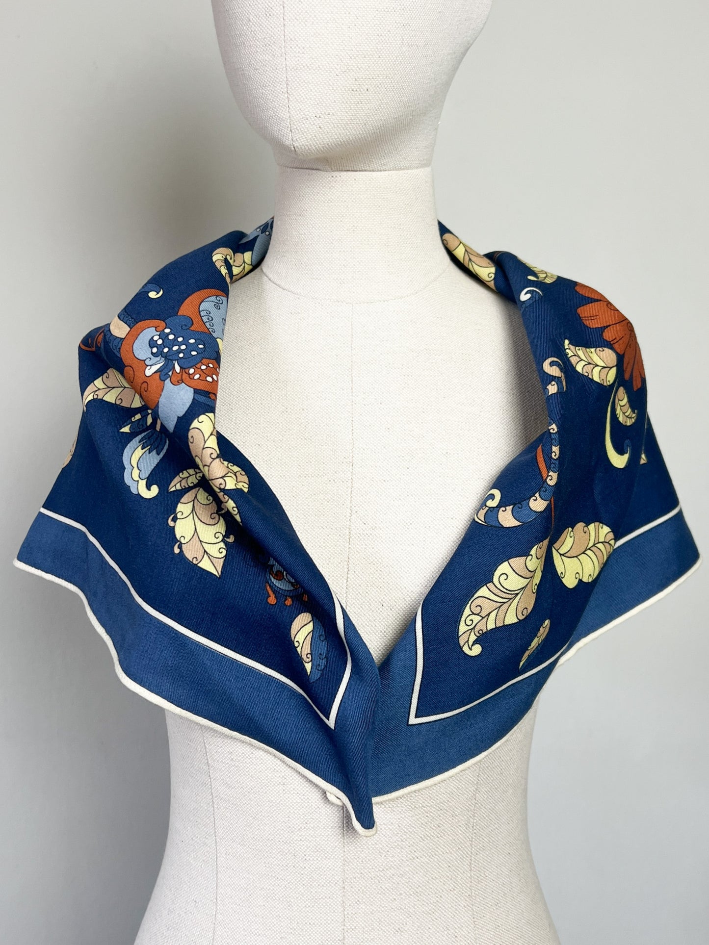 Foulard Carré Vintage en Cachemire Peint à la Main - Bleu et Motifs Floraux