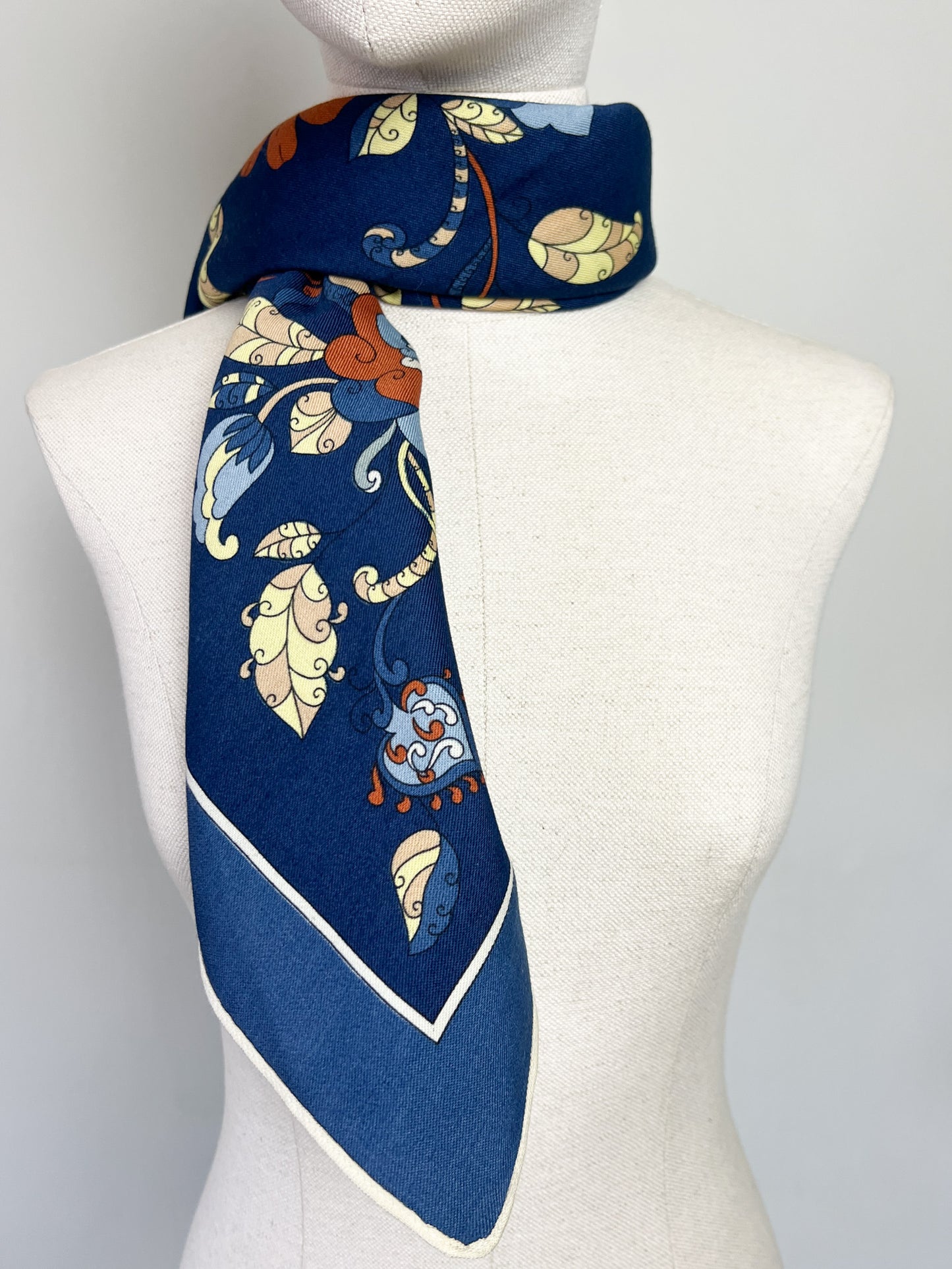 Foulard Carré Vintage en Cachemire Peint à la Main - Bleu et Motifs Floraux