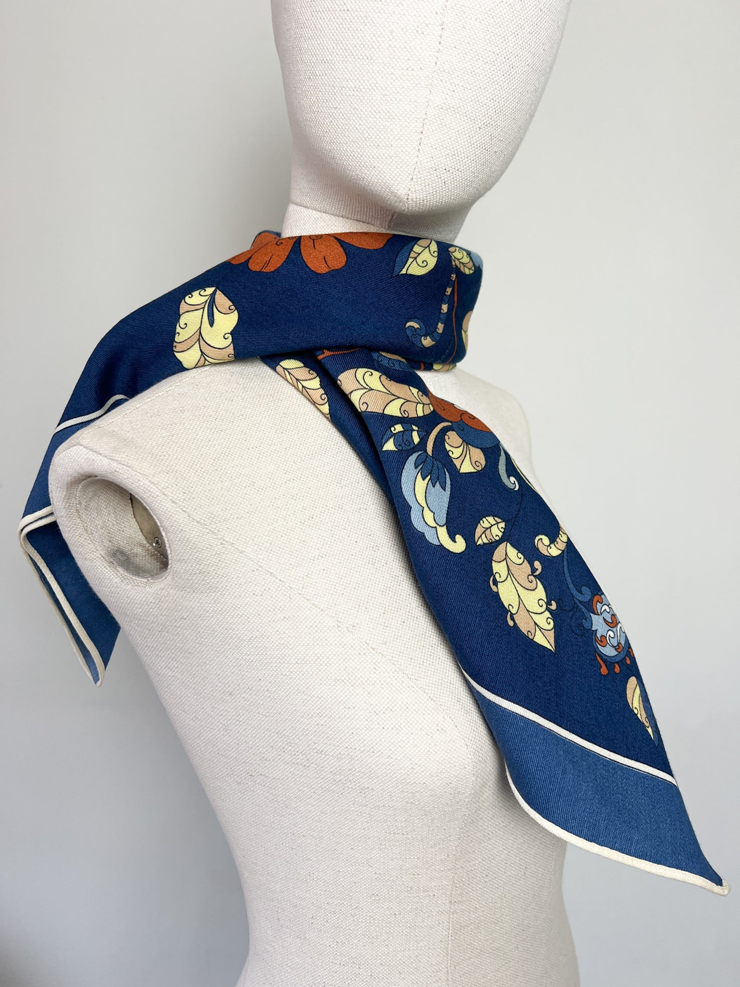 Foulard Carré Vintage en Cachemire Peint à la Main - Bleu et Motifs Floraux