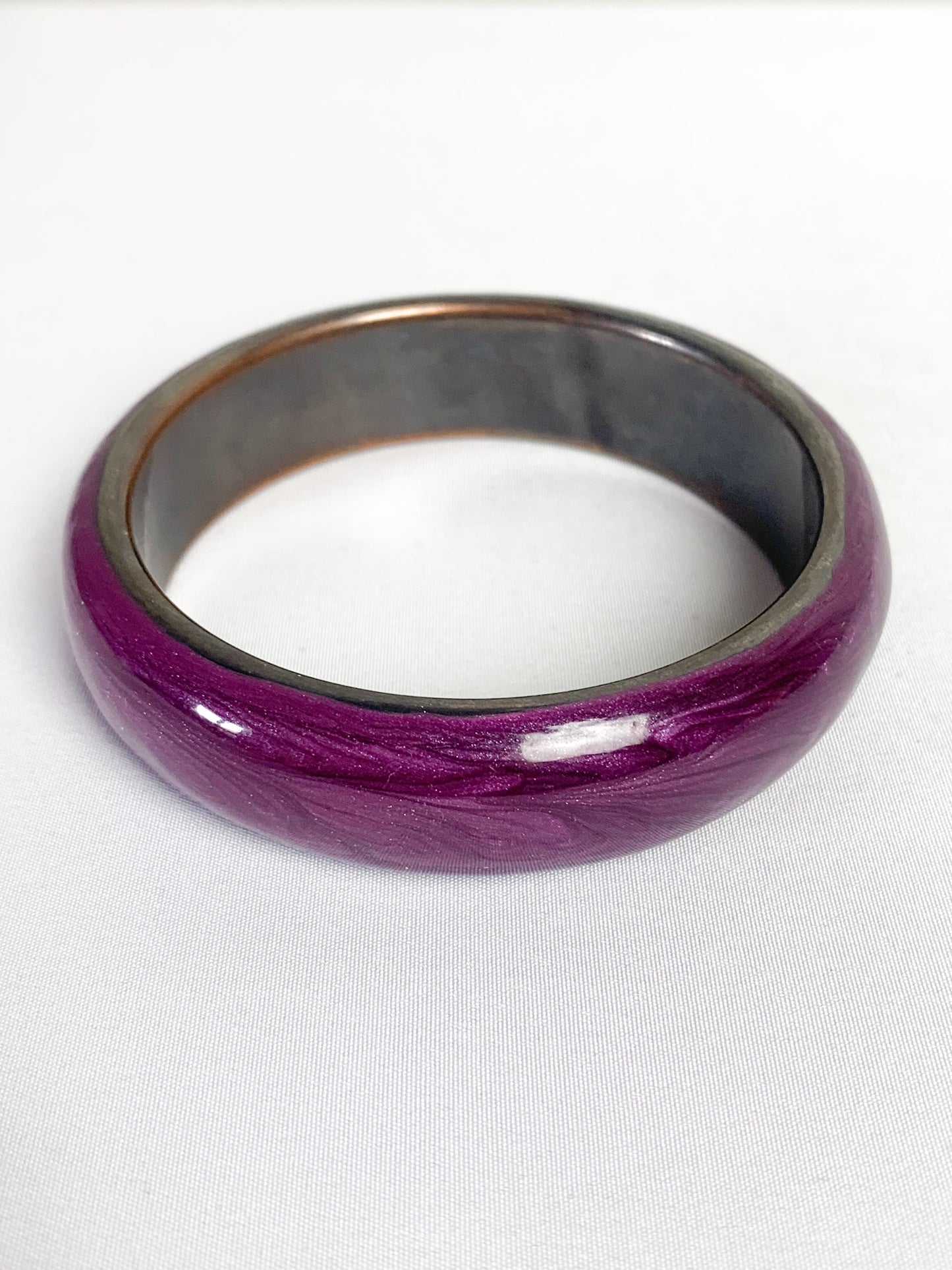 Bracelet rigide violet nacré irisé vintage