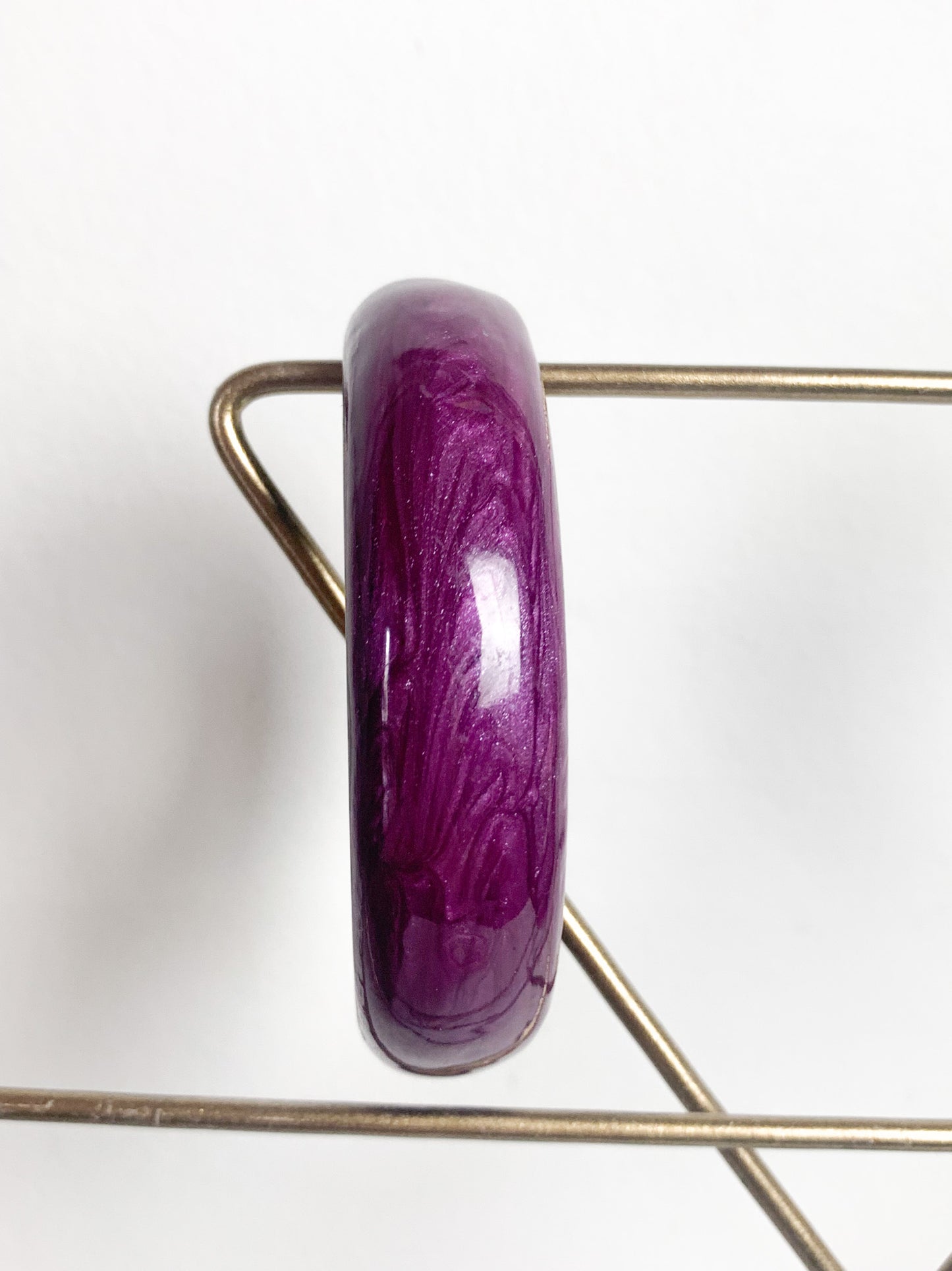 Bracelet rigide violet nacré irisé vintage