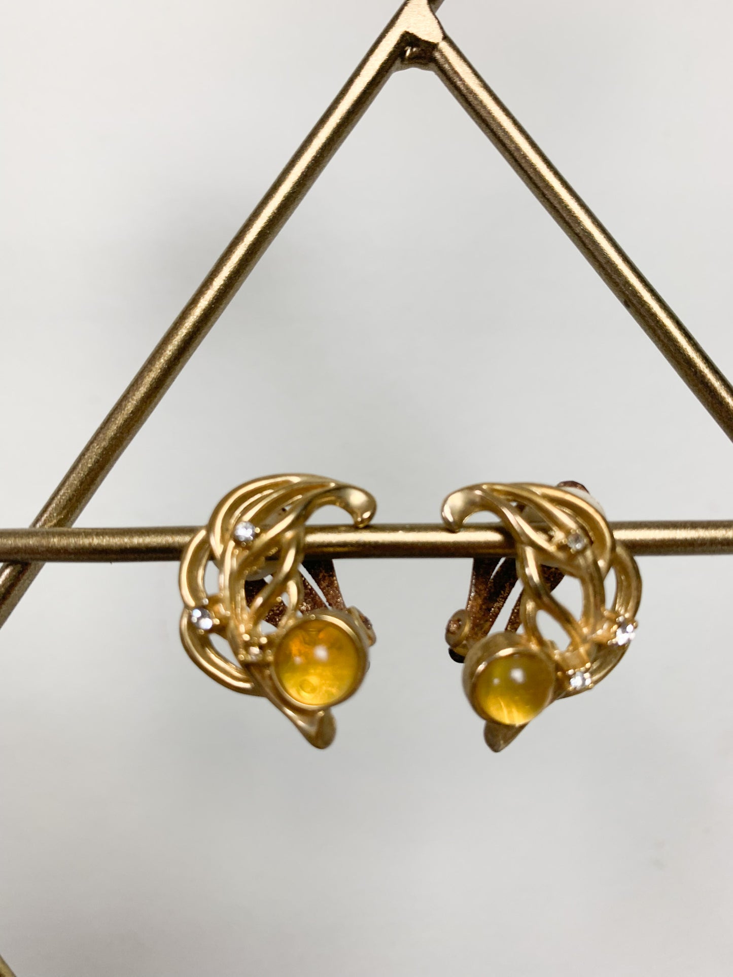 Boucles d’oreilles clips en métal doré et pierre translucide jaune vintage