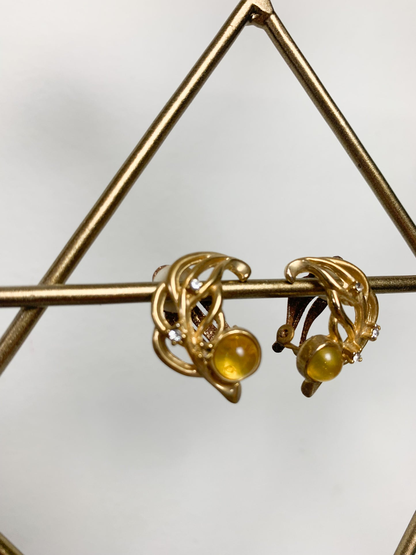 Boucles d’oreilles clips en métal doré et pierre translucide jaune vintage