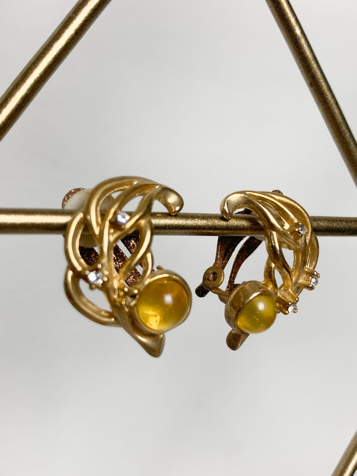 Boucles d’oreilles clips en métal doré et pierre translucide jaune vintage
