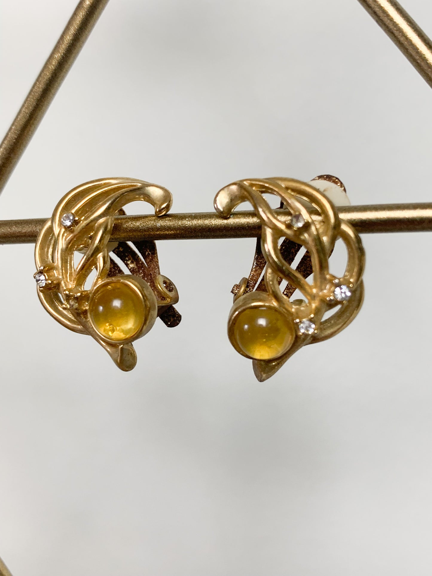 Boucles d’oreilles clips en métal doré et pierre translucide jaune vintage