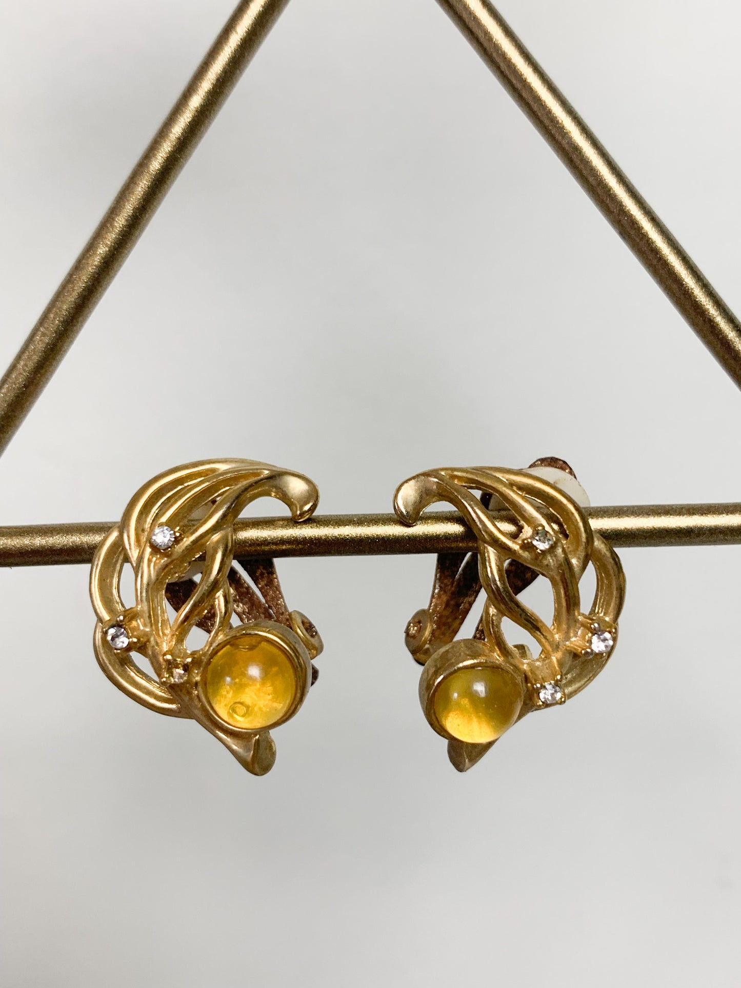 Boucles d’oreilles clips en métal doré et pierre translucide jaune vintage