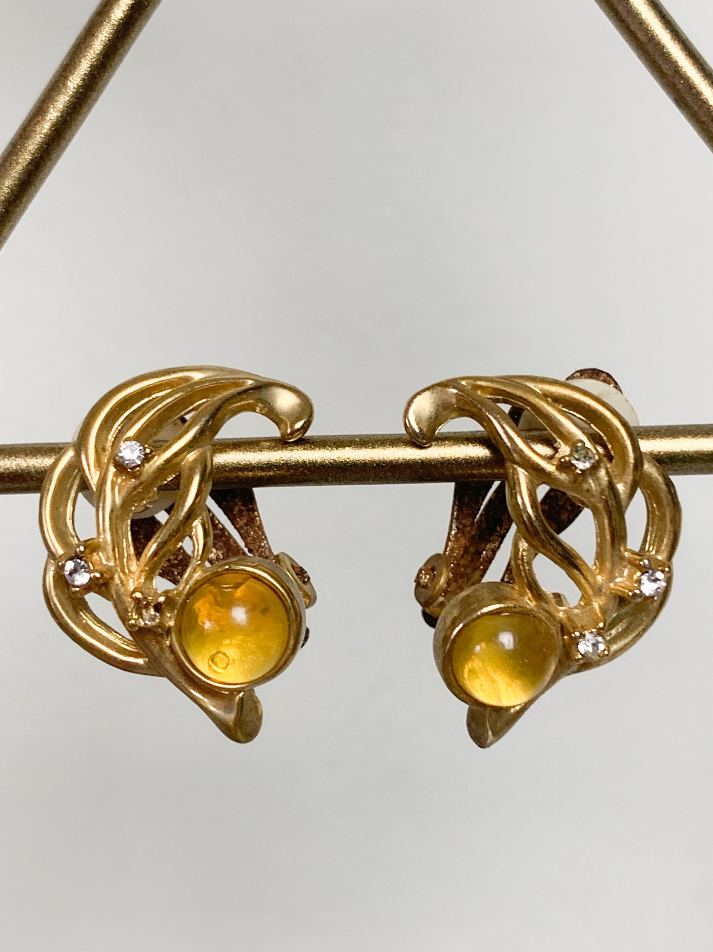 Boucles d’oreilles clips en métal doré et pierre translucide jaune vintage