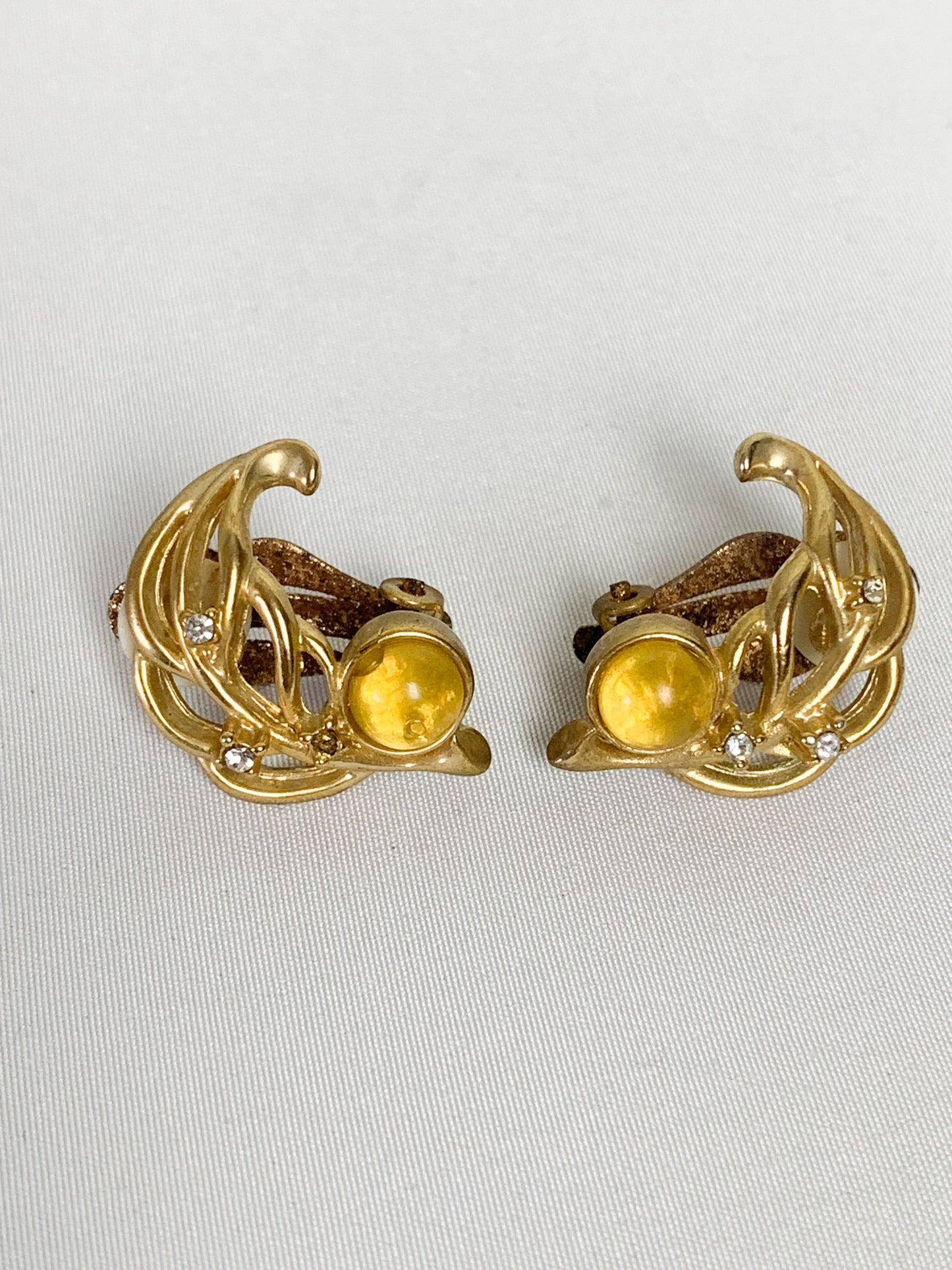 Boucles d’oreilles clips en métal doré et pierre translucide jaune vintage