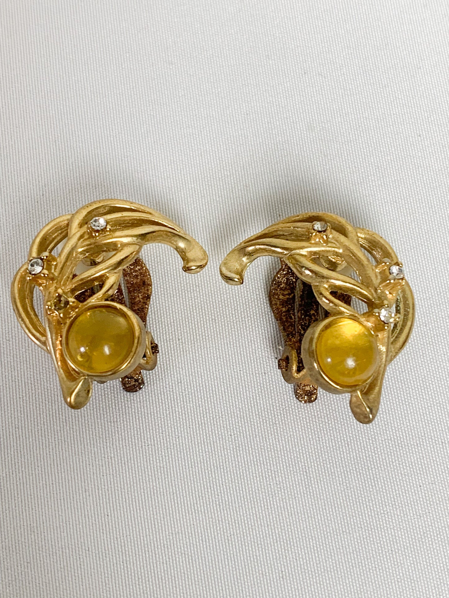 Boucles d’oreilles clips en métal doré et pierre translucide jaune vintage