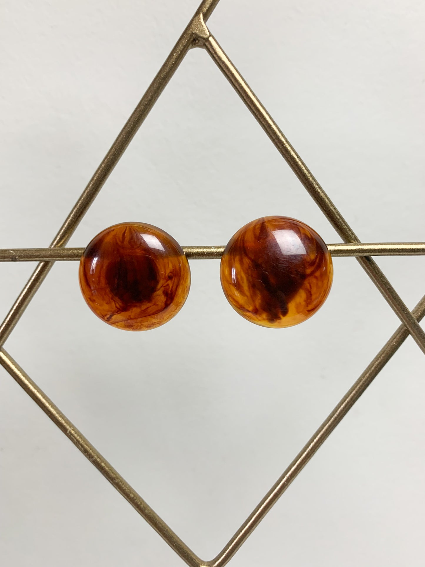 Boucles d’oreilles clips boutons ronde ambré imitation écaille de tortue vintage