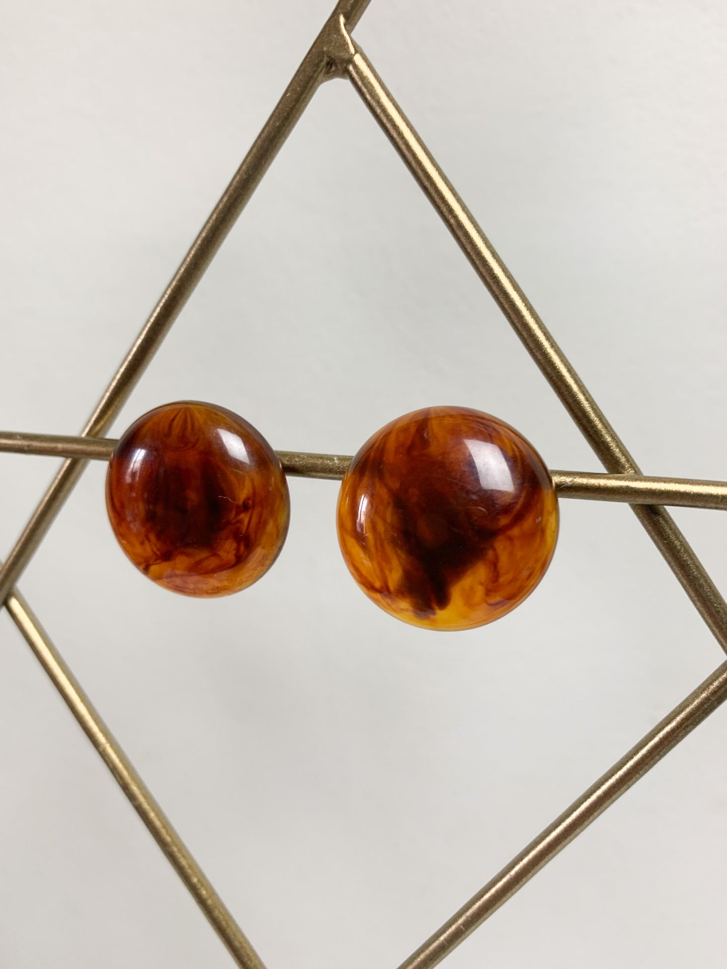Boucles d’oreilles clips boutons ronde ambré imitation écaille de tortue vintage