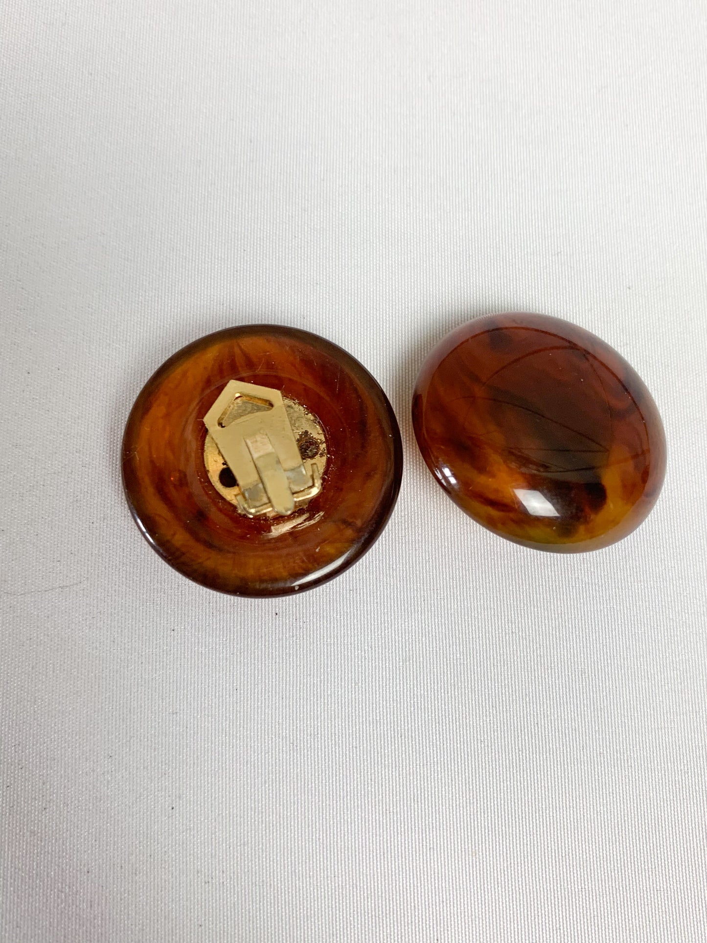 Boucles d’oreilles clips boutons ronde ambré imitation écaille de tortue vintage