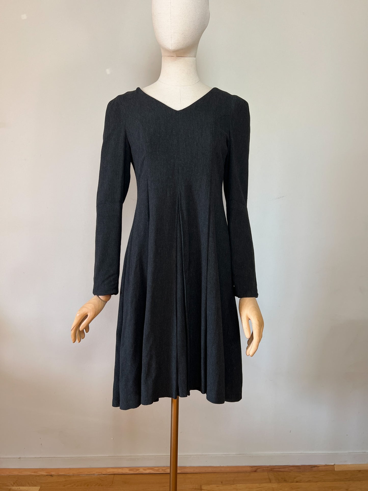 Robe Élégante Karen Millen - Coupe Structurée et Plis Plats - T. 36