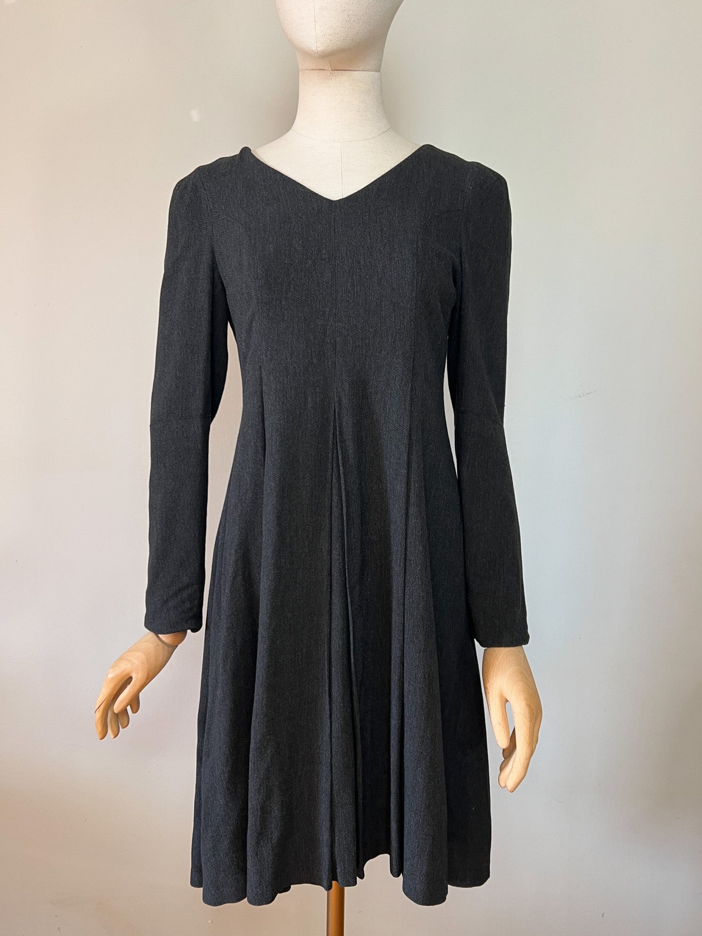 Robe Élégante Karen Millen - Coupe Structurée et Plis Plats - T. 36