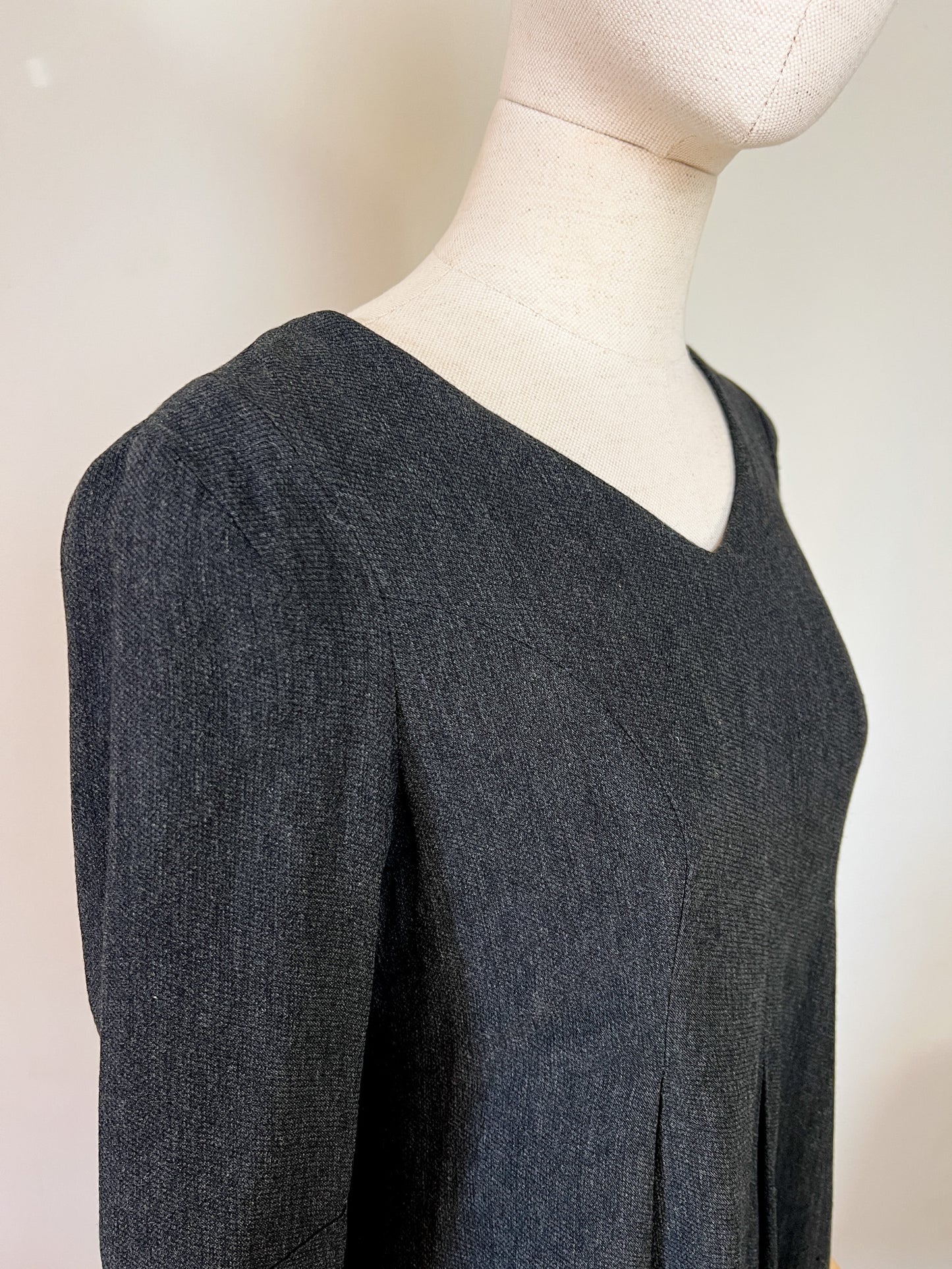 Robe Élégante Karen Millen - Coupe Structurée et Plis Plats - T. 36